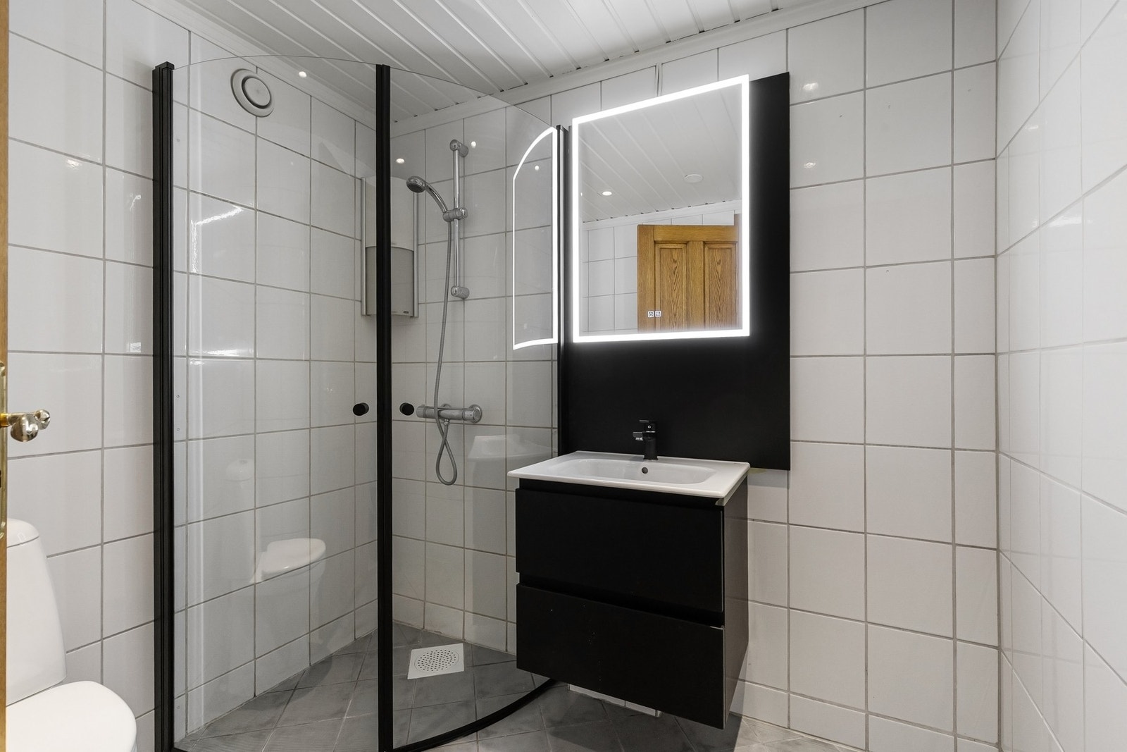 Baderom med varmekabler. Nye dusjvegger samt baderomsinnredning med speil og lys. Galleribilde