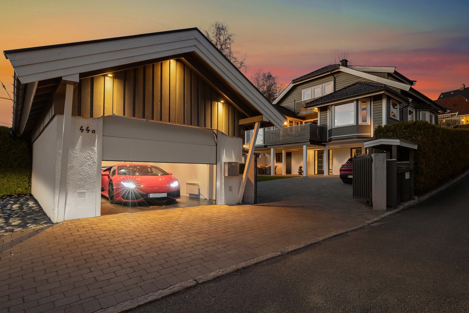 Fasaden har et tydelig og helhetlig uttrykk, og når kvelden faller på, trer huset frem på en helt egen måte. Galleribilde