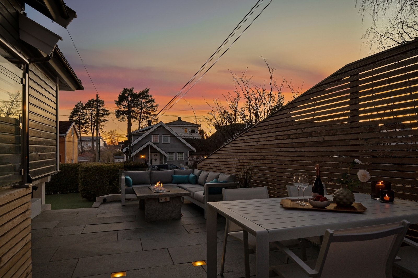 Terrassen er skjermet og innbydende, med god plass til både spisegruppe og loungeområde. Galleribilde
