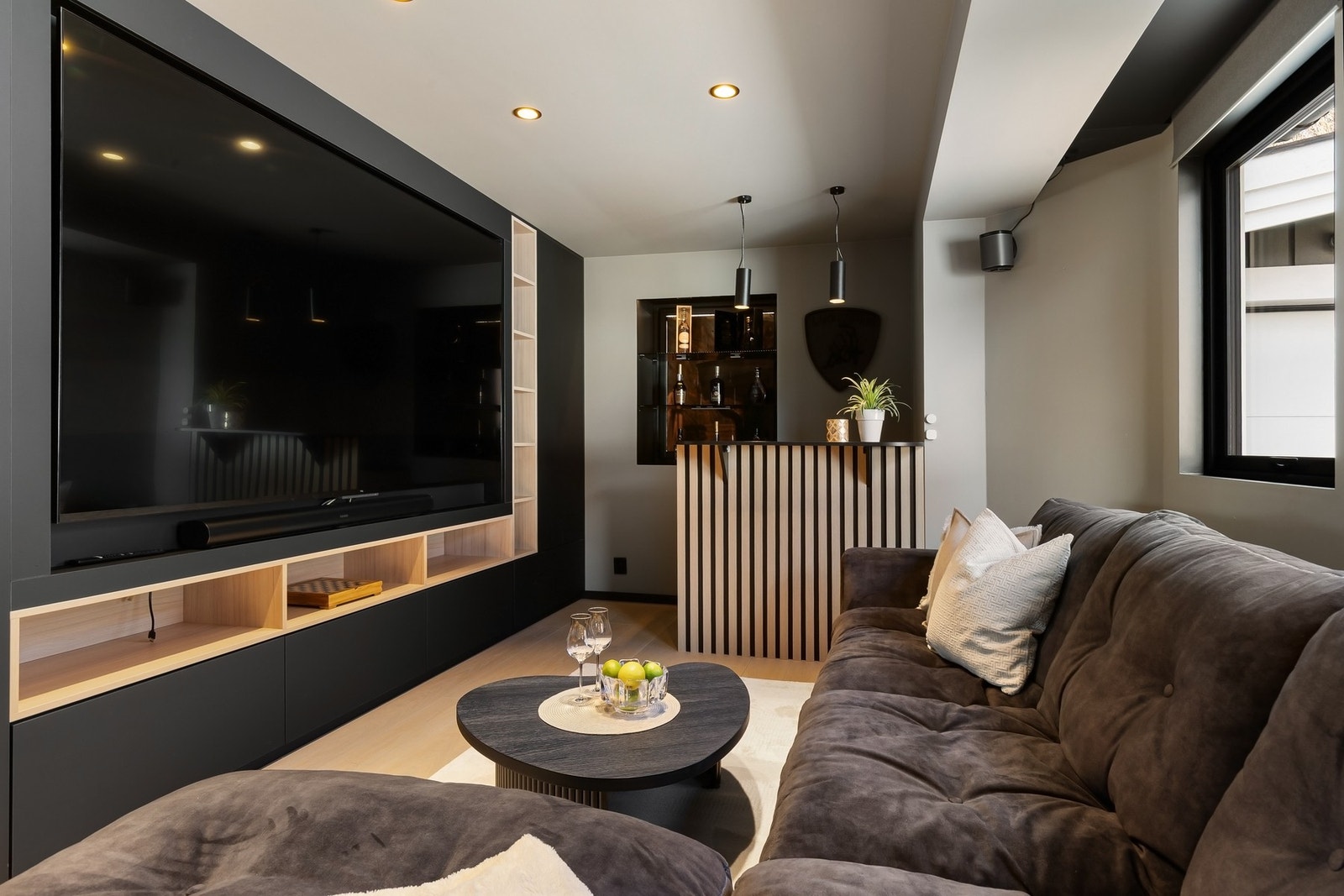 Også en egen bar-/loungesone inne gir huset en ekstra dimensjon, og skaper et mer tilbaketrukket oppholdsrom. Galleribilde