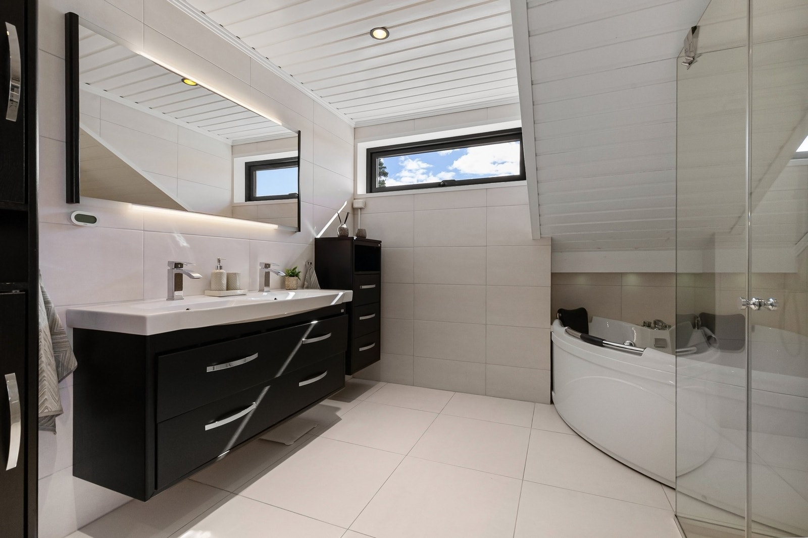 Badet har dobbel servant, to separate dusjer, badekar med boblefunksjon og dusjtoalett. Galleribilde
