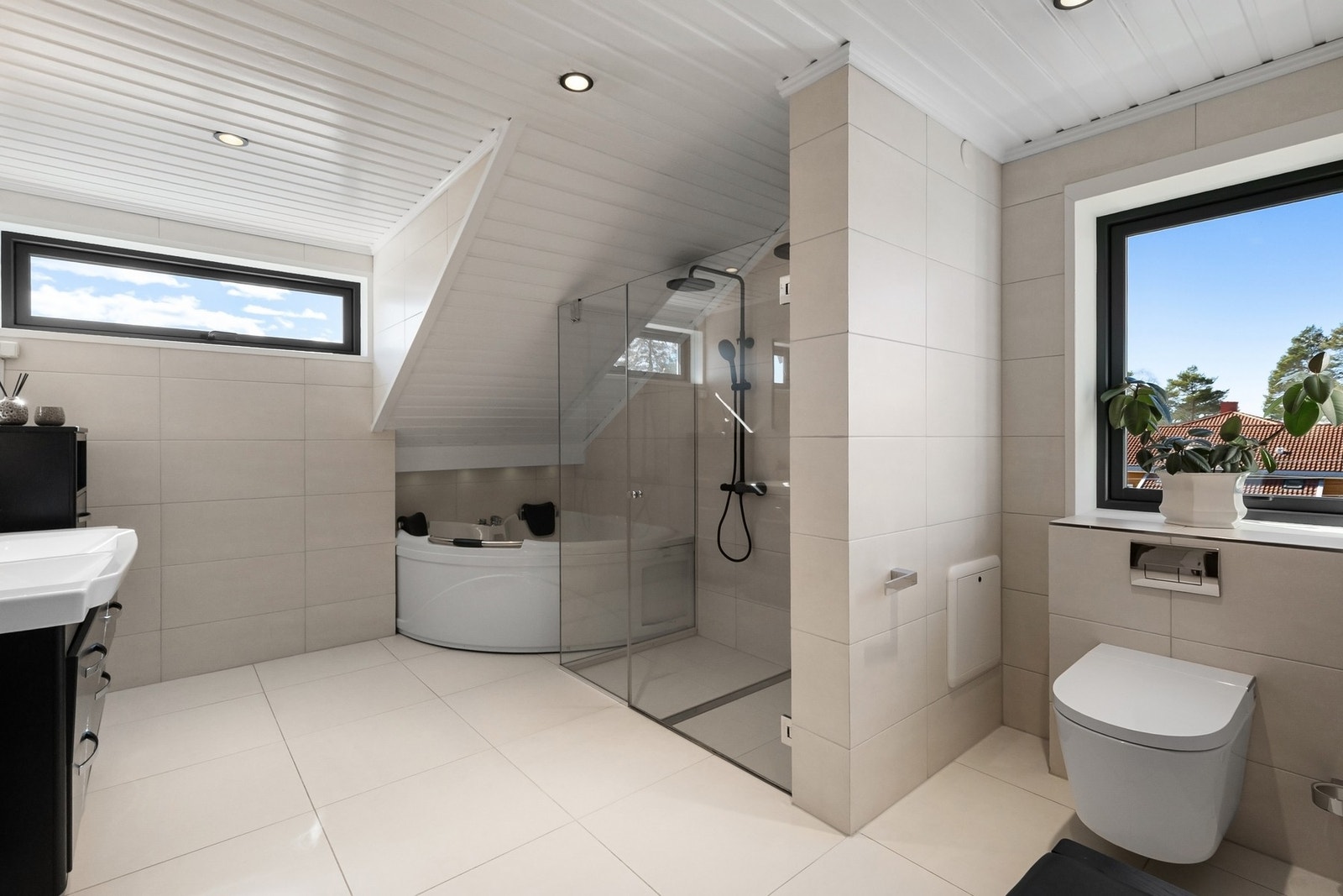 Badet er romslig og delikat med rene flater, storformatfliser og en moderne utførelse. Galleribilde