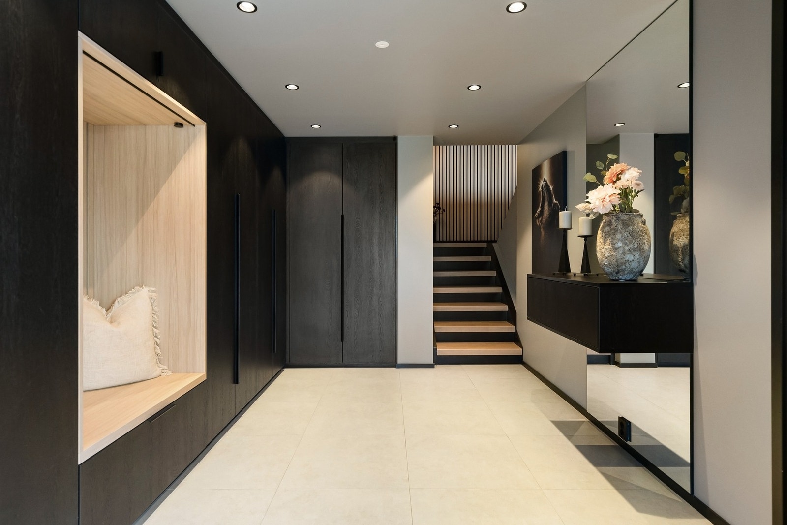 Huset er utstyrt med et gjennomgående Philips Dynalite-styringssystem, som gir helhetlig kontroll over belysning og varme i hele boligen. Galleribilde