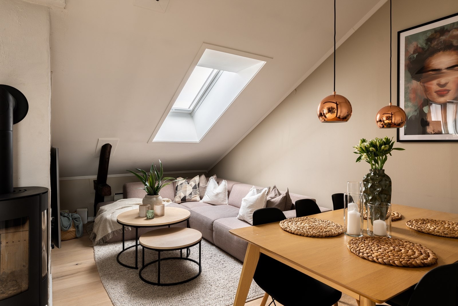 Rommet har god plass til både sofagruppe og spisebord, og oppleves som fleksibelt med flere møbleringsmuligheter. Galleribilde