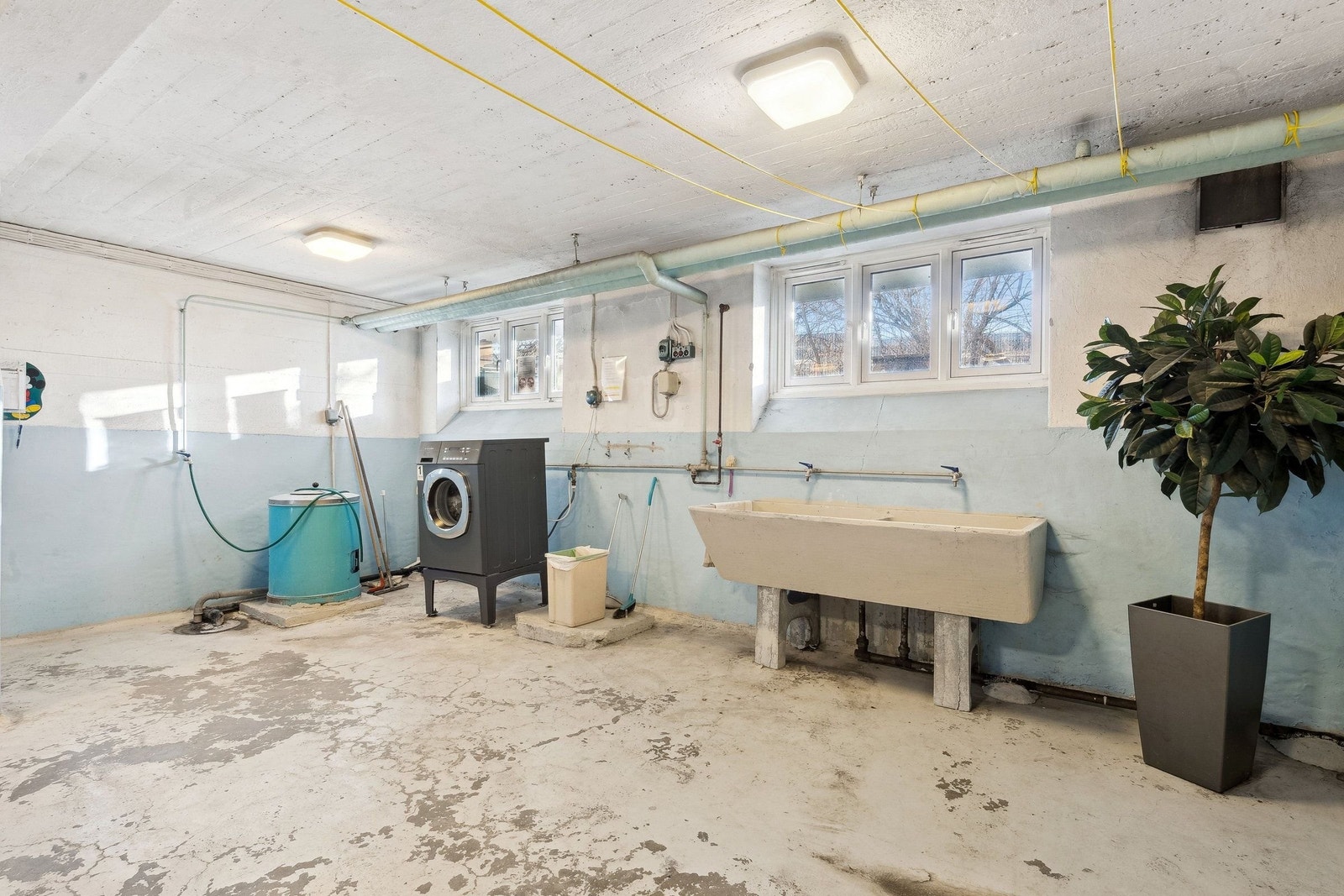 Felles gratis vaskeri og tørkerom i kjeller. Galleribilde