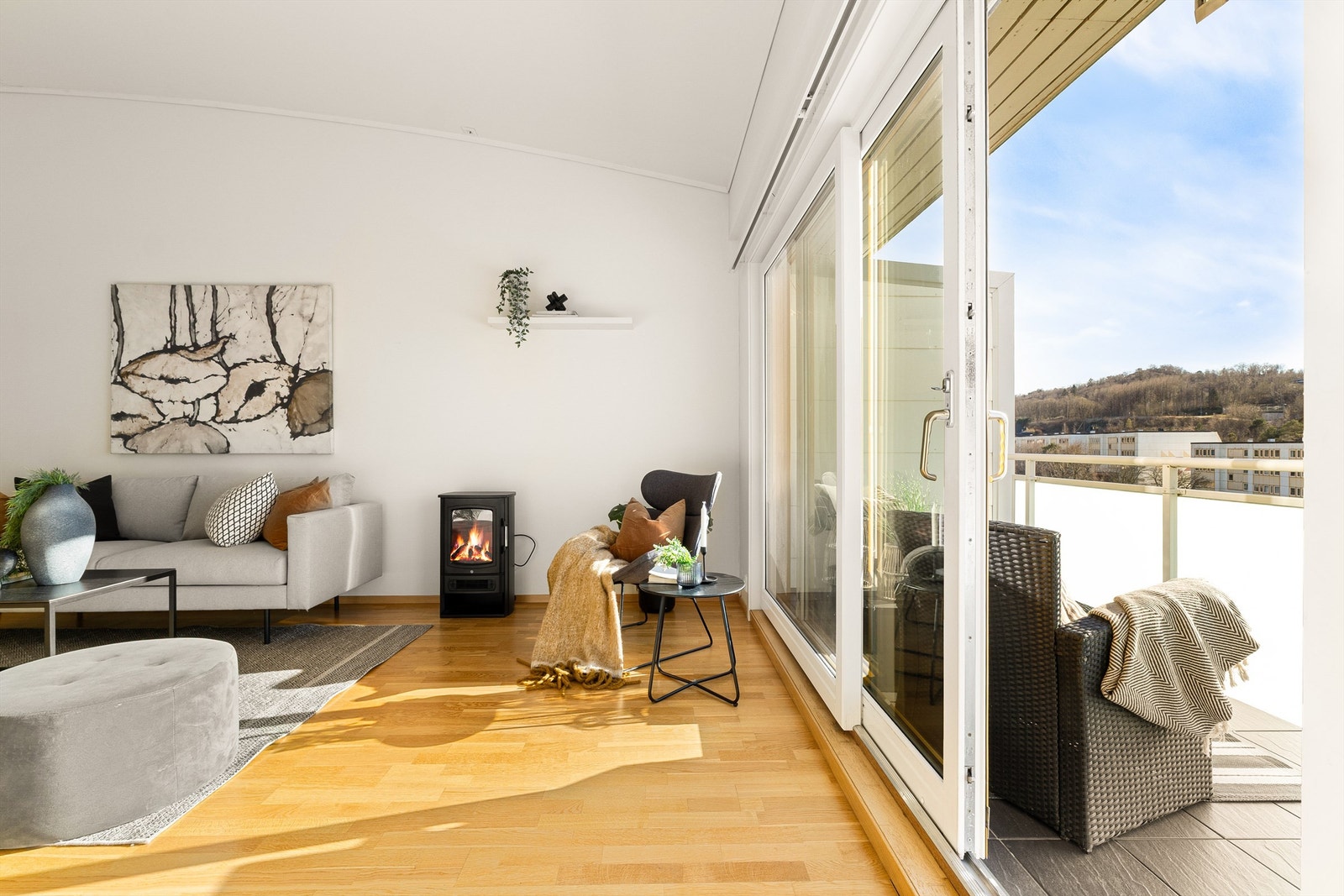Fra stuen er det utgang til en balkong med fine sol- og utsiktsforhold. Galleribilde