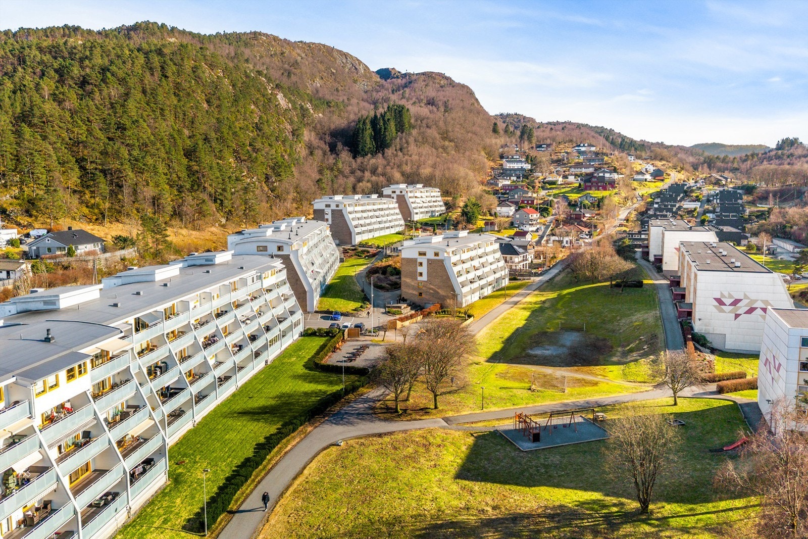 I umiddelbar nærhet er det flotte turstier og skogsområder. Galleribilde