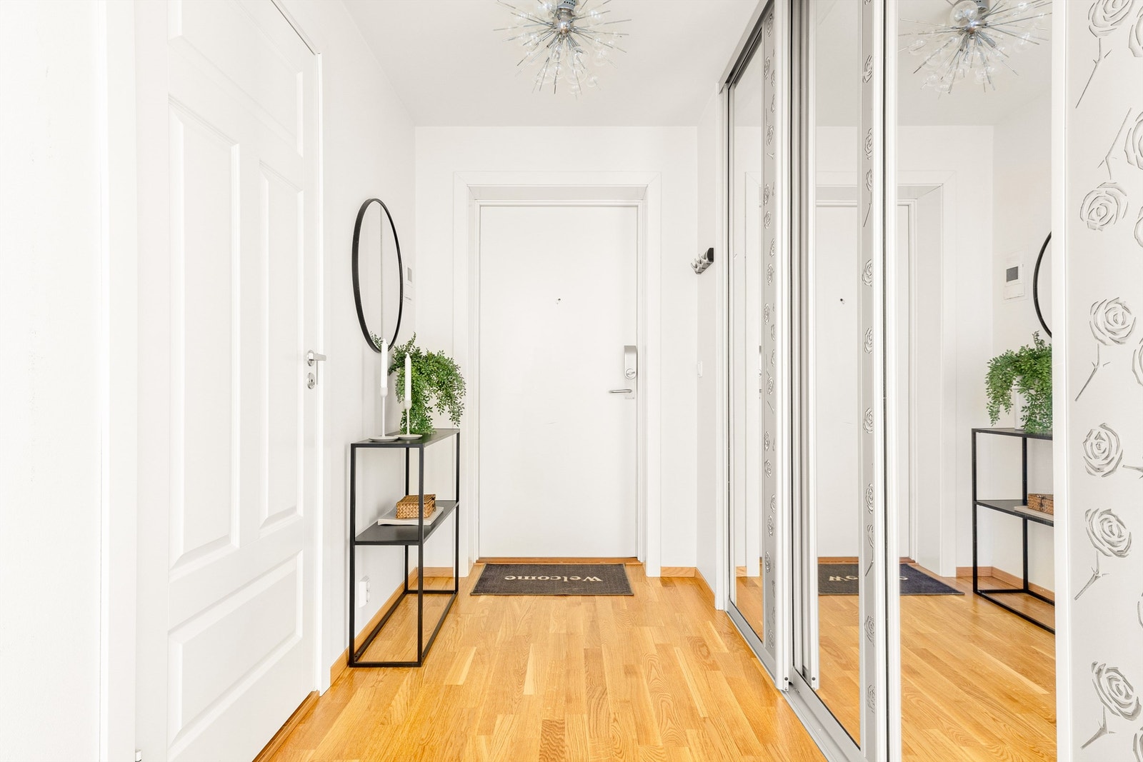 Stor skyvedørsgarderobe som gir gode oppbevaringsmuligheter for sko og yttertøy. Bak garderoben finner man leilighetens innebod. Galleribilde