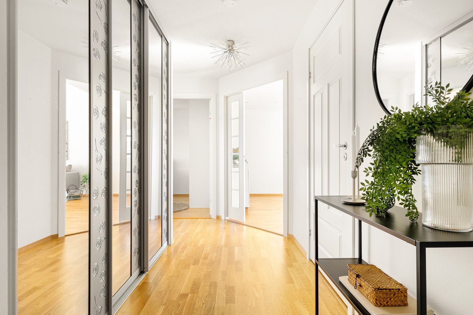 Lys og fin entré som leder inn til bad, stue og soverom. Galleribilde