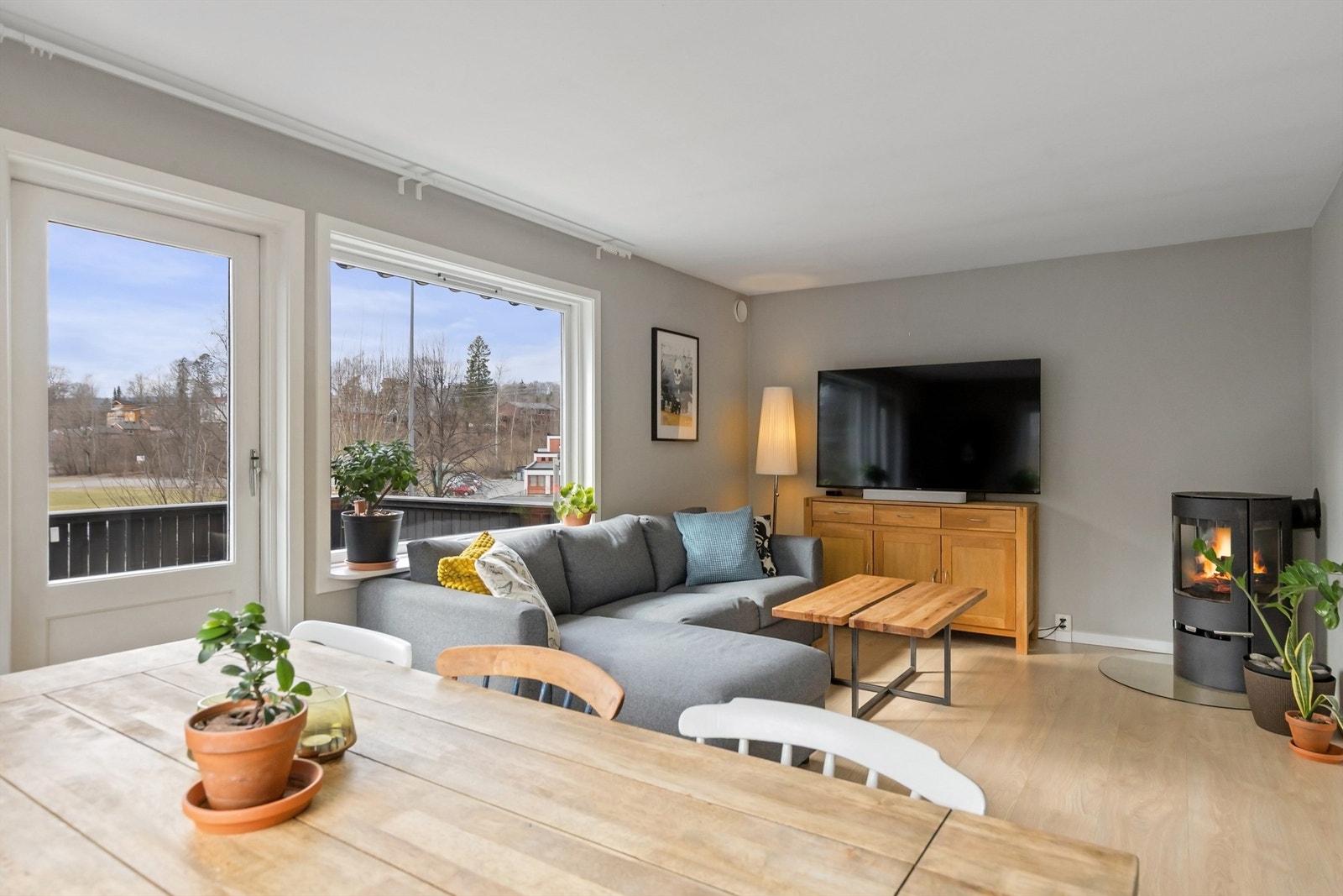 Fra stuen er det direkte utgang til den sørøstvendte balkongen. Galleribilde