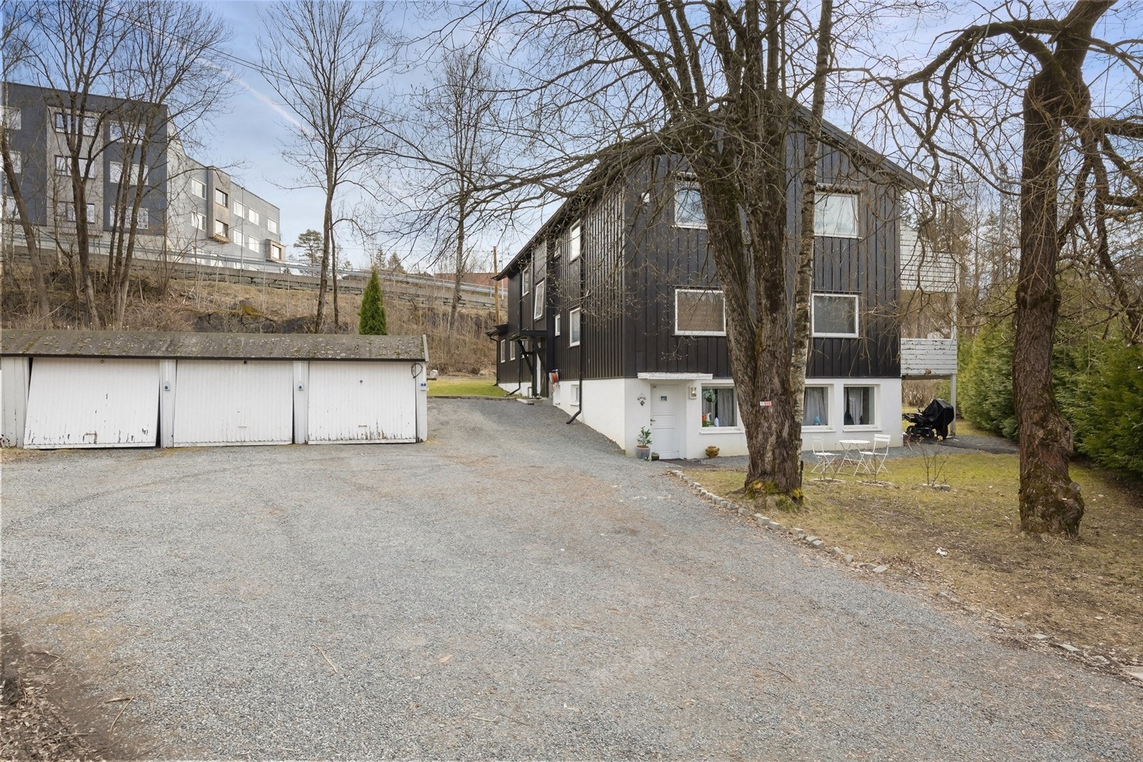 Leiligheten disponerer to parkeringsplasser i tandem, praktisk plassert rett ved inngangen. Galleribilde