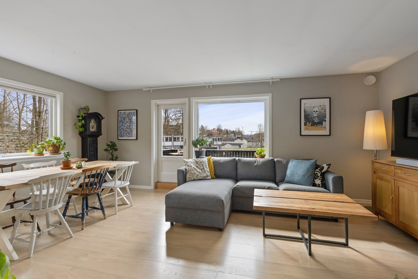 Stuen har god plass til både sofagruppe og spisebord. Rommet oppleves lyst og luftig, med en god romfølelse. Galleribilde