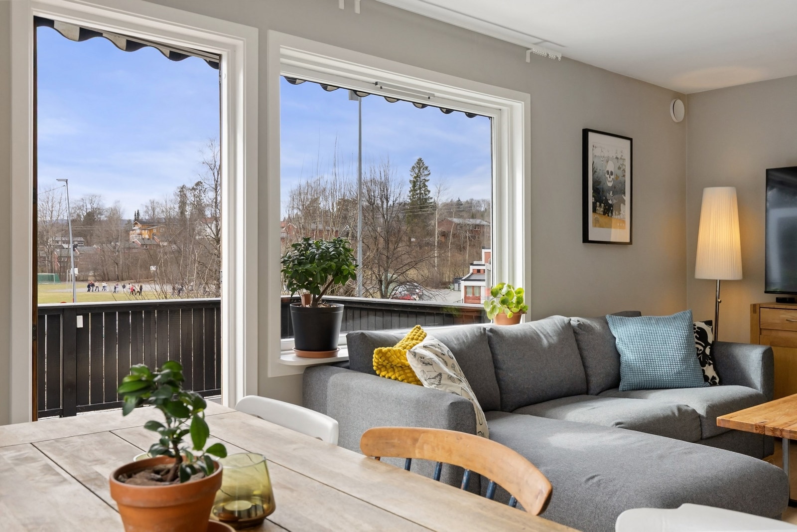 Store vindusflater og utgang til balkongen slipper inn rikelig med dagslys. Galleribilde