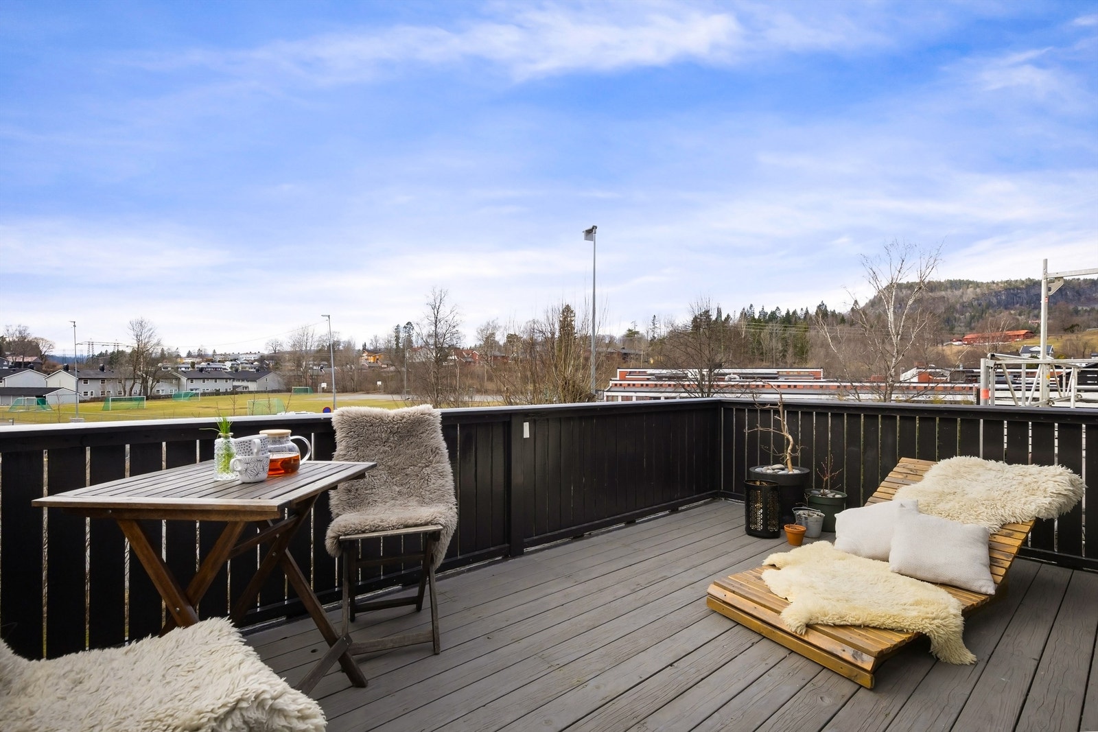 Utsikt fra balkongen mot Solberg ballplass og nærområdet. Galleribilde