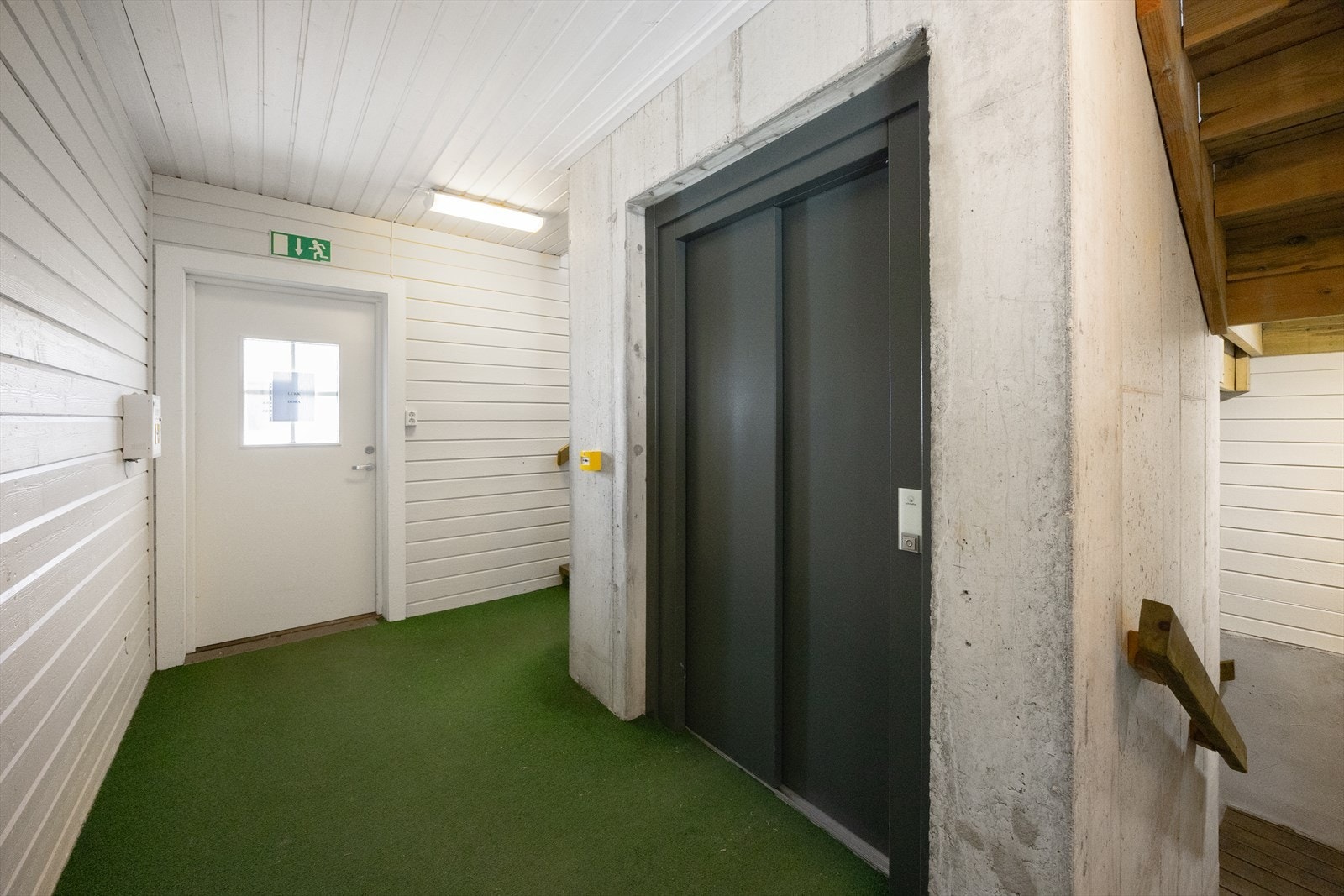 Det er både trappegang og heisadkomst fra bakkeplan. Galleribilde