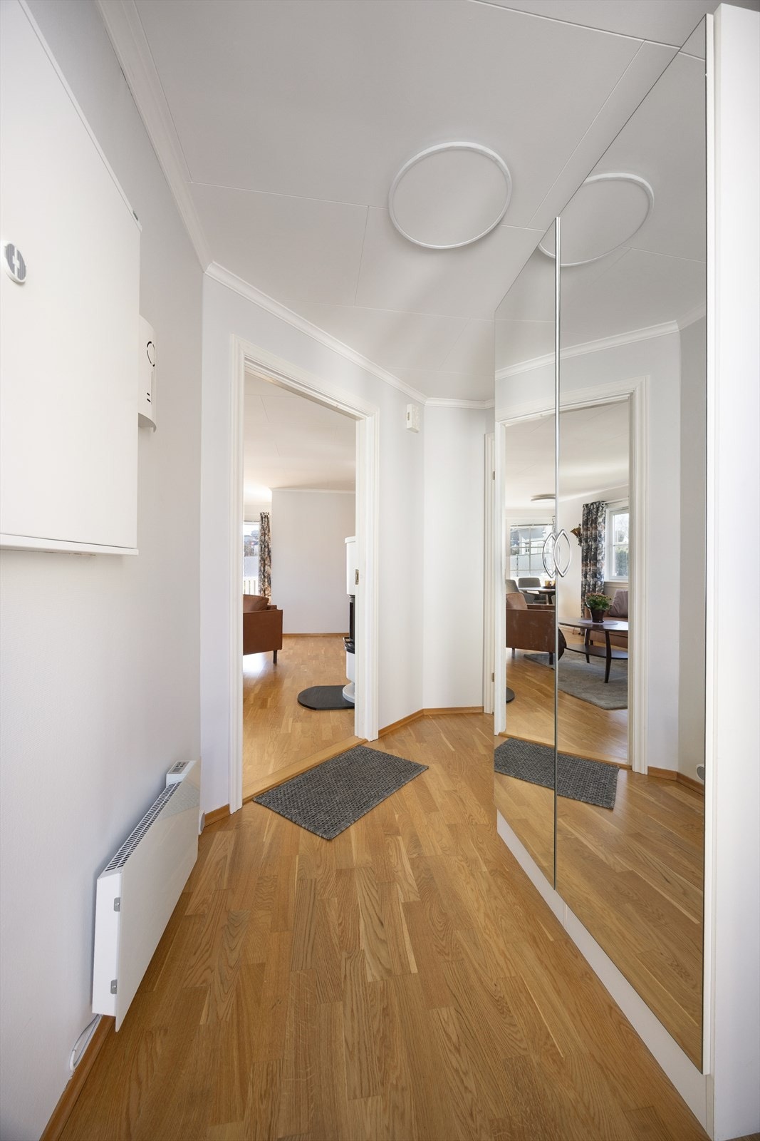 Entré har pent parkett på gulv som går videre inn i stuen som fint binder rommene sammen. Galleribilde