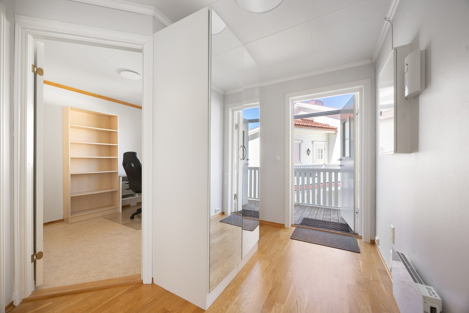 Leiligheten har lys og fin entré som ønsker velkommen inn, hvor det er god plass til å sette fra seg sko og henge fra seg yttertøy i garderobeløsning med speildører. Galleribilde