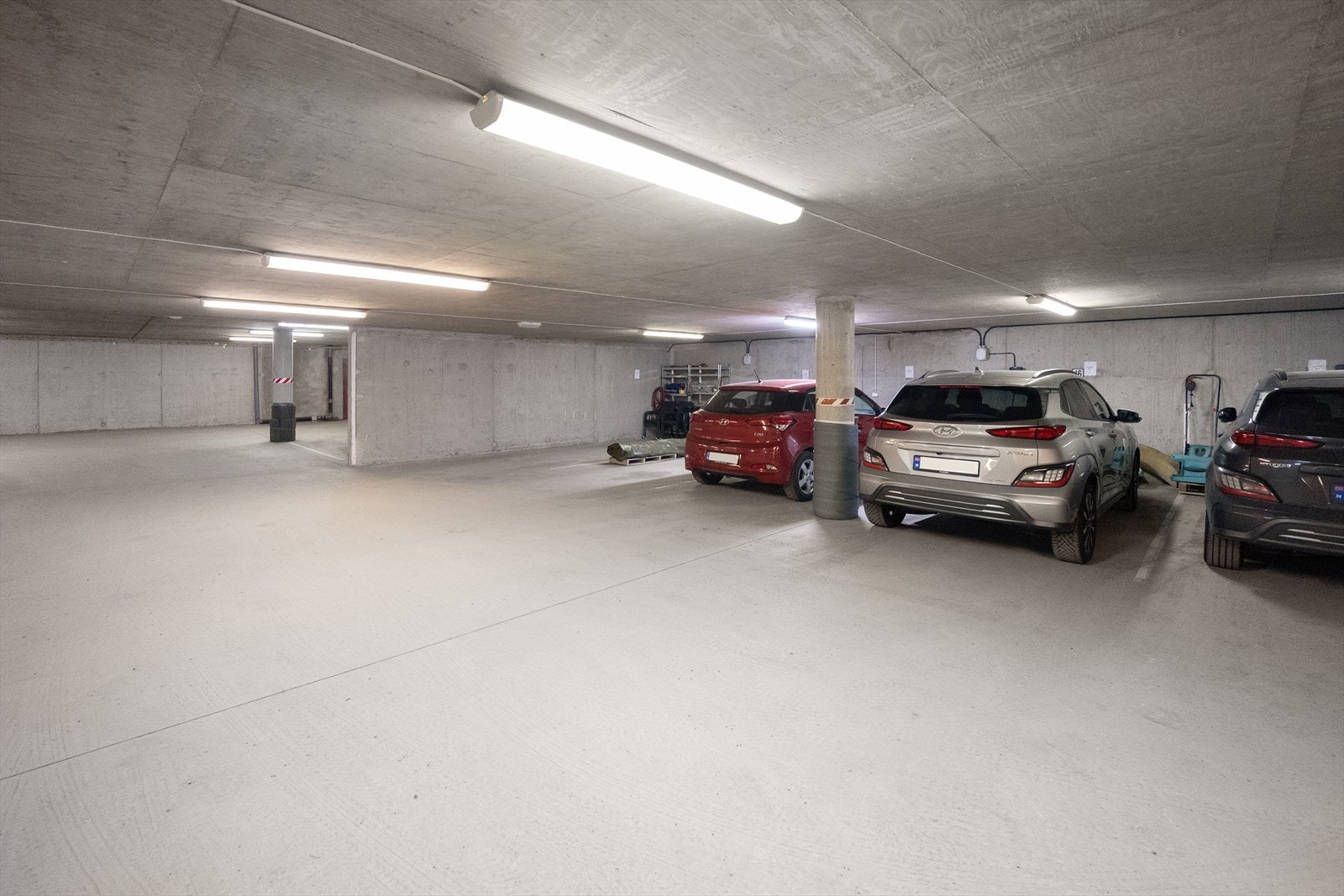 Boenheten har tilhørende parkeringsplass/biloppstillingsplass nummer 16 for en bil i felles parkeringskjeller. Her er det også elbillader. Galleribilde
