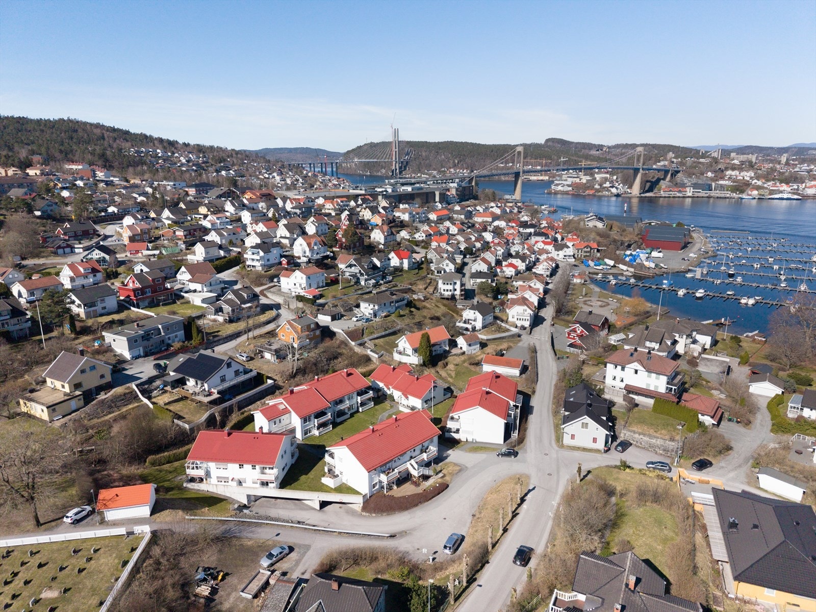 Boligen har en sentrumsnær og attraktiv beliggenhet på Stathelle, som en av få muligheter i området for leiligheter med parkeringsgarasje. Fra boligen er det gangavstand til Brotorvet kjøpesenter, småbåthavn og bussholdeplass. Galleribilde