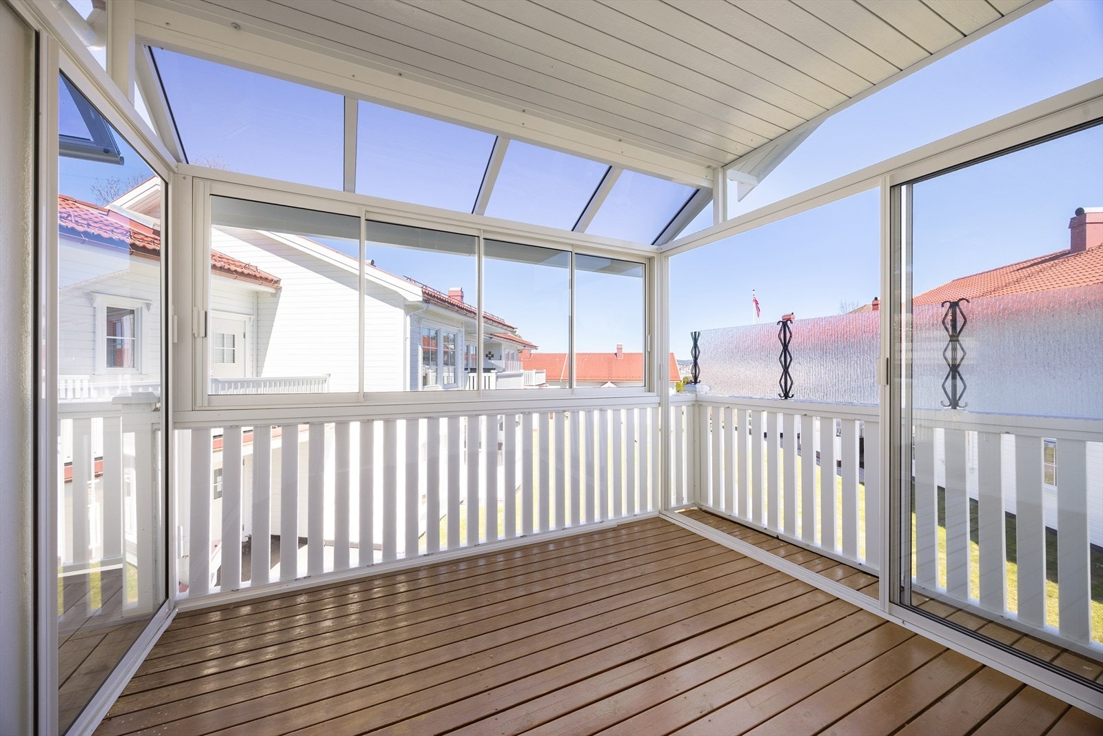 Romslig og deilig innglassert veranda, med gode solforhold og god plass til utemøblement. Galleribilde