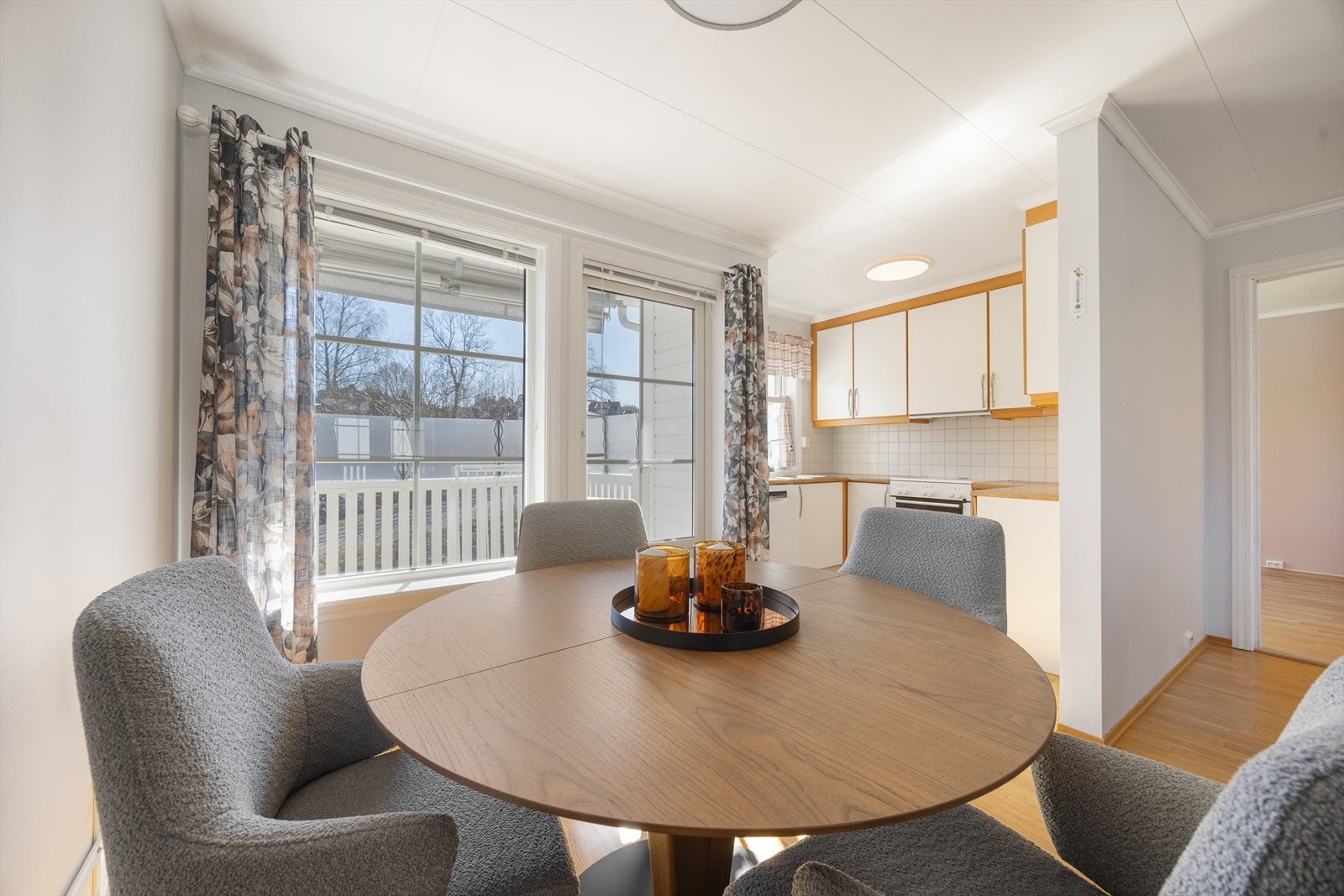 Fra kjøkken/stue er det utgang til en romslig og deilig veranda, med gode solforhold og god plass til utemøblement. Galleribilde