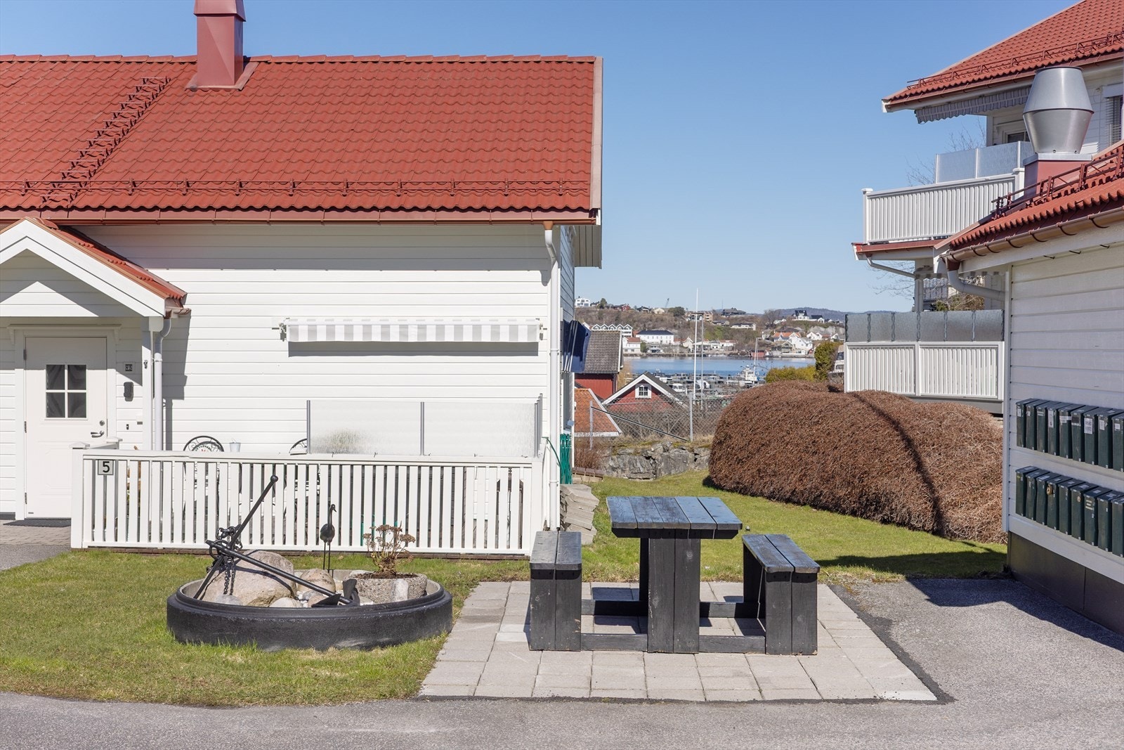 Borettslagets tomt er pent opparbeidet med fine grøntarealer med plen og noe prydbusker hvor det stedvis er hyggelige sittebenker for felles bruk. Internveiene i borettslaget samt adkomstveier er asfalterte. Galleribilde