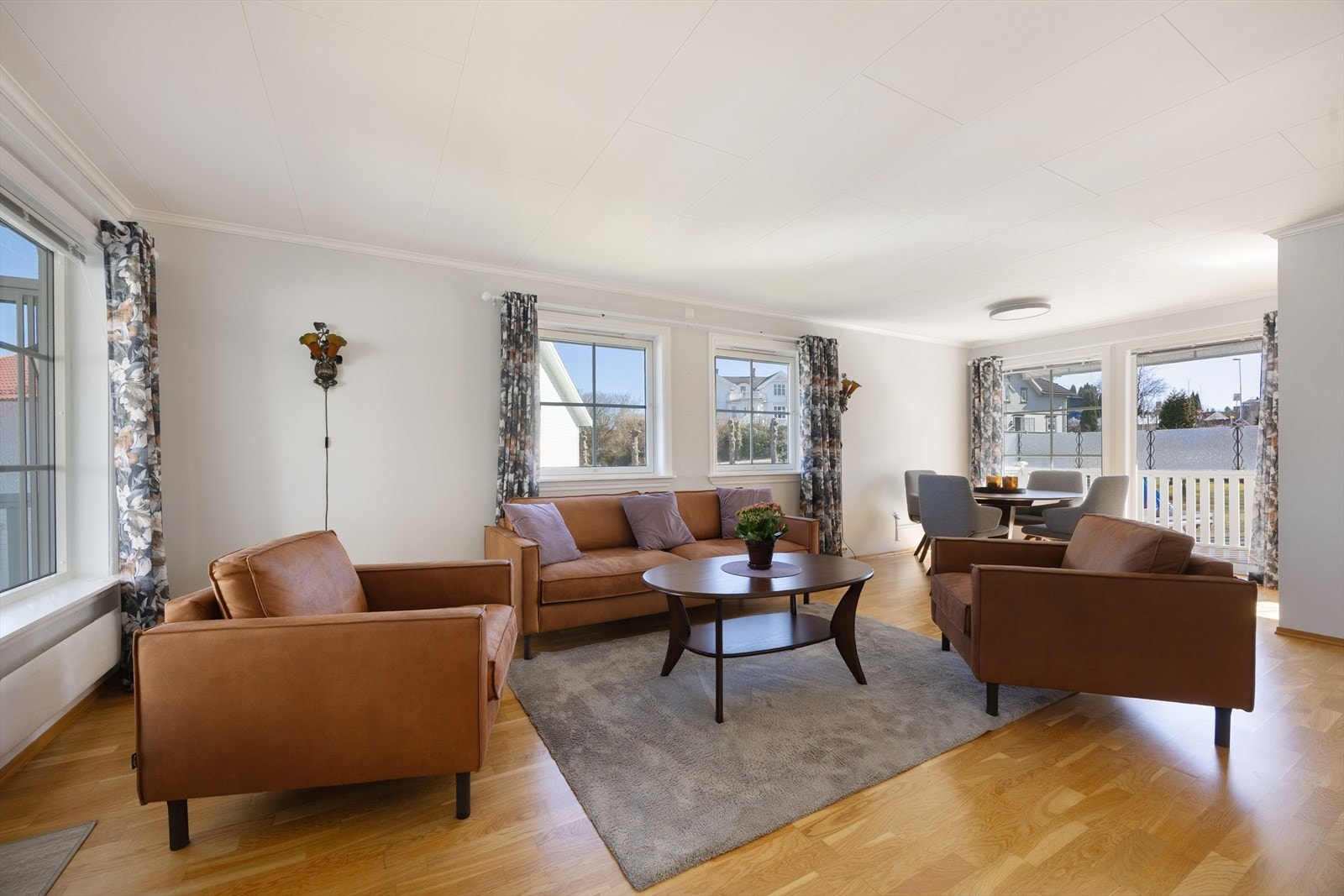 Romslig og delikat stue med plass til både sofagruppe og spisestue. Galleribilde