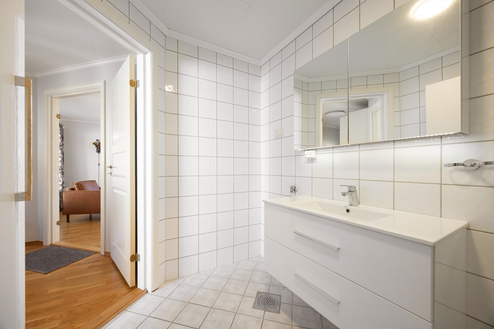 På badet er det opplegg for vaskemaskin, og mekanisk avtrekk. Galleribilde