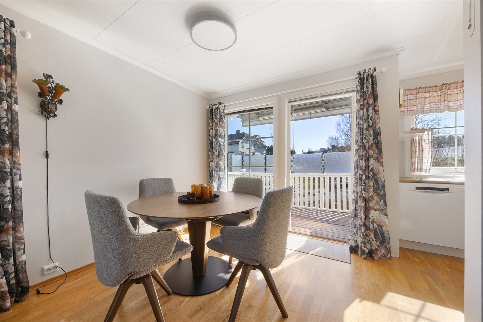 Fin, romslig og gjennomgående stue med store vindusflater og veranda i begge ender. Galleribilde