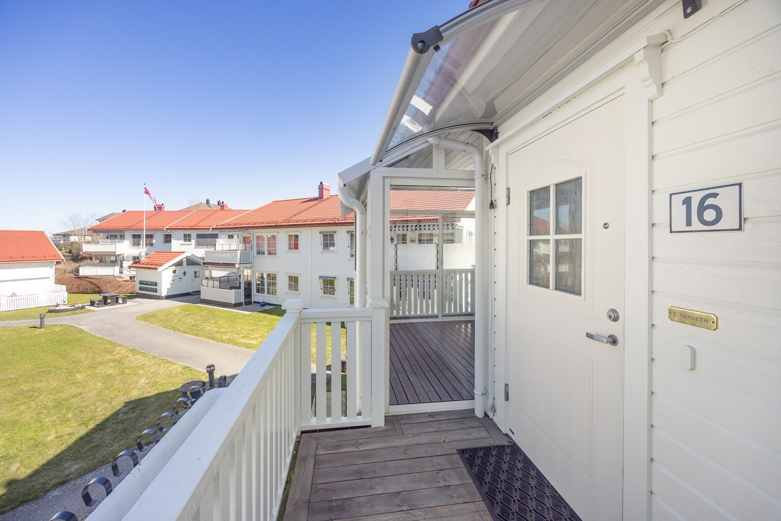 Boligen ligger i 2 etasje med innglassert veranda ved inngangspartiet. Det er både trappegang og heisadkomst fra bakkeplan. Galleribilde