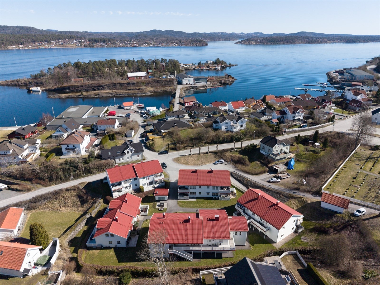 Området har ellers nærhet til sjøen, barnehager, skoler og gode servicetilbud. Nærområdet byr på fine turområder både i skogen og langs vannet. Her er det muligheter for bading og båtliv hvor det i nærområdet er vakker skjærgård. Galleribilde