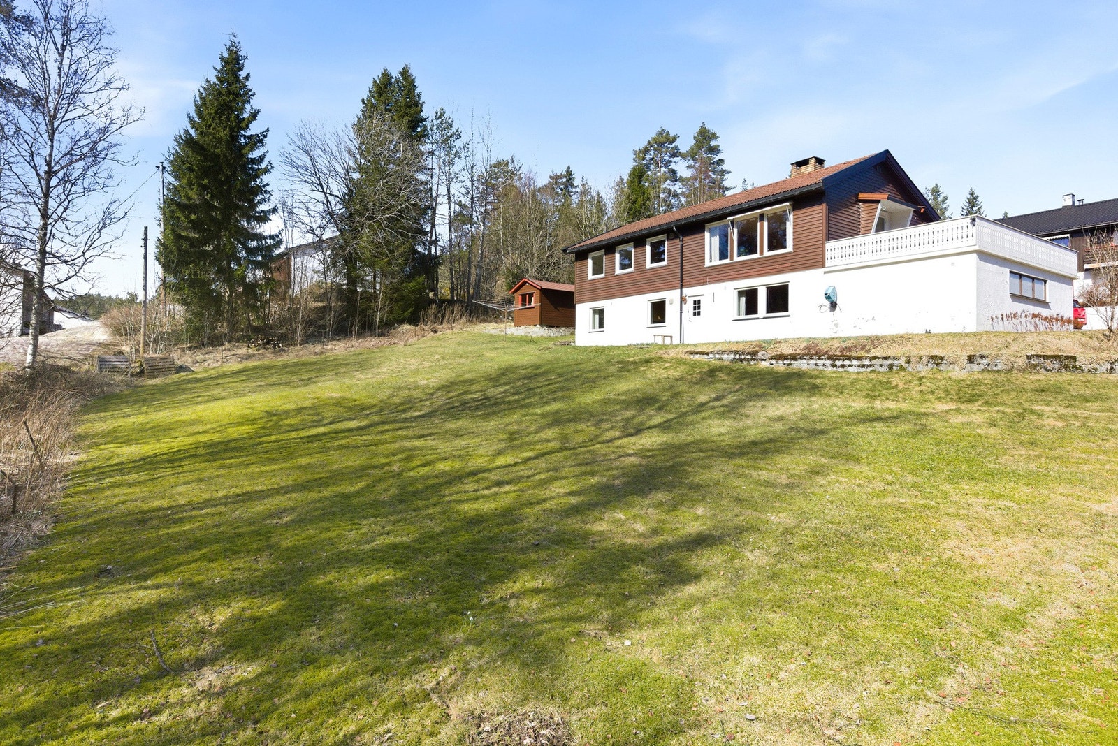 Hagen er opparbeidet med plan, bedd og steinsatte områder. Galleribilde