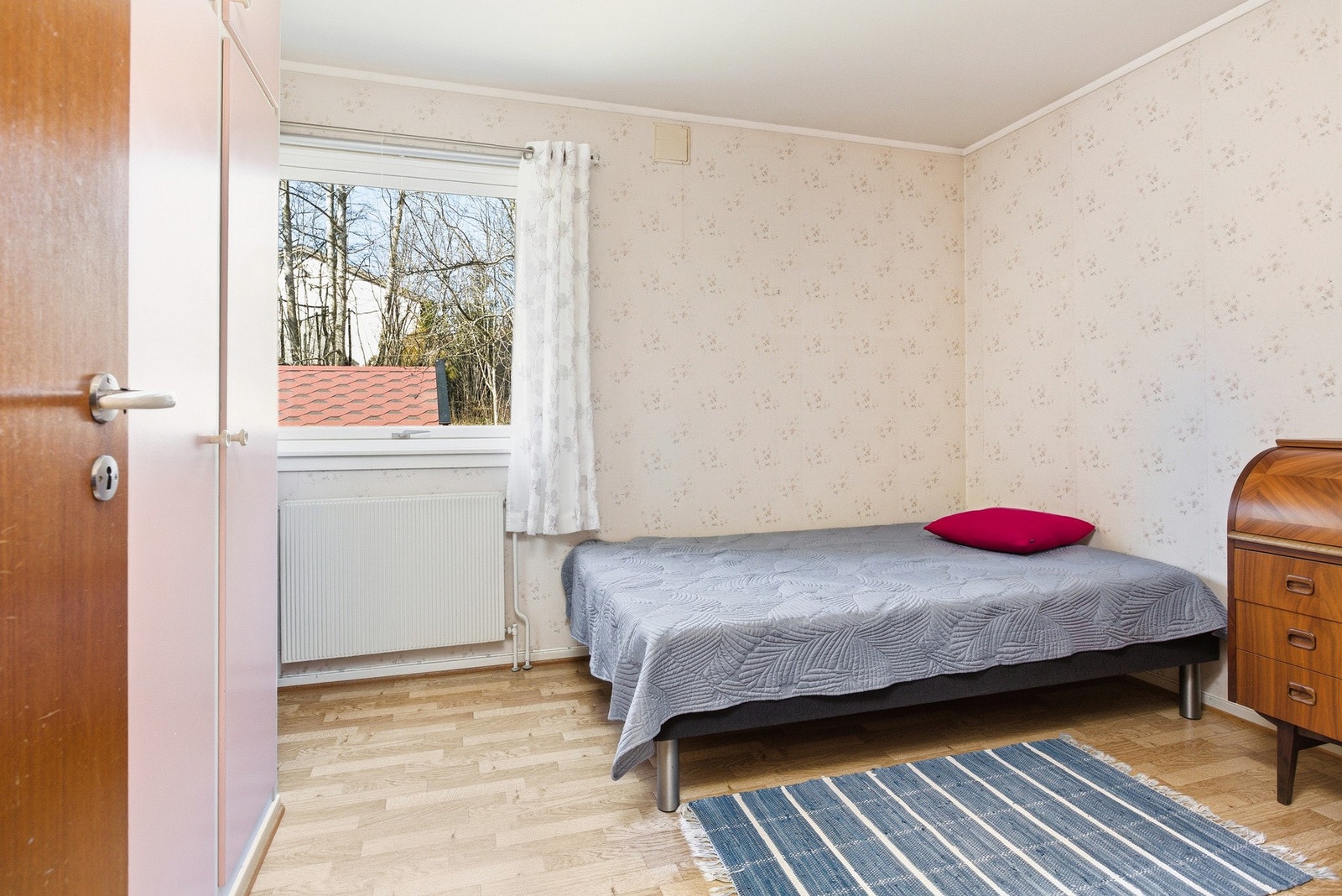 Soverom 2 er et lyst rom med plassbygd skap. Galleribilde