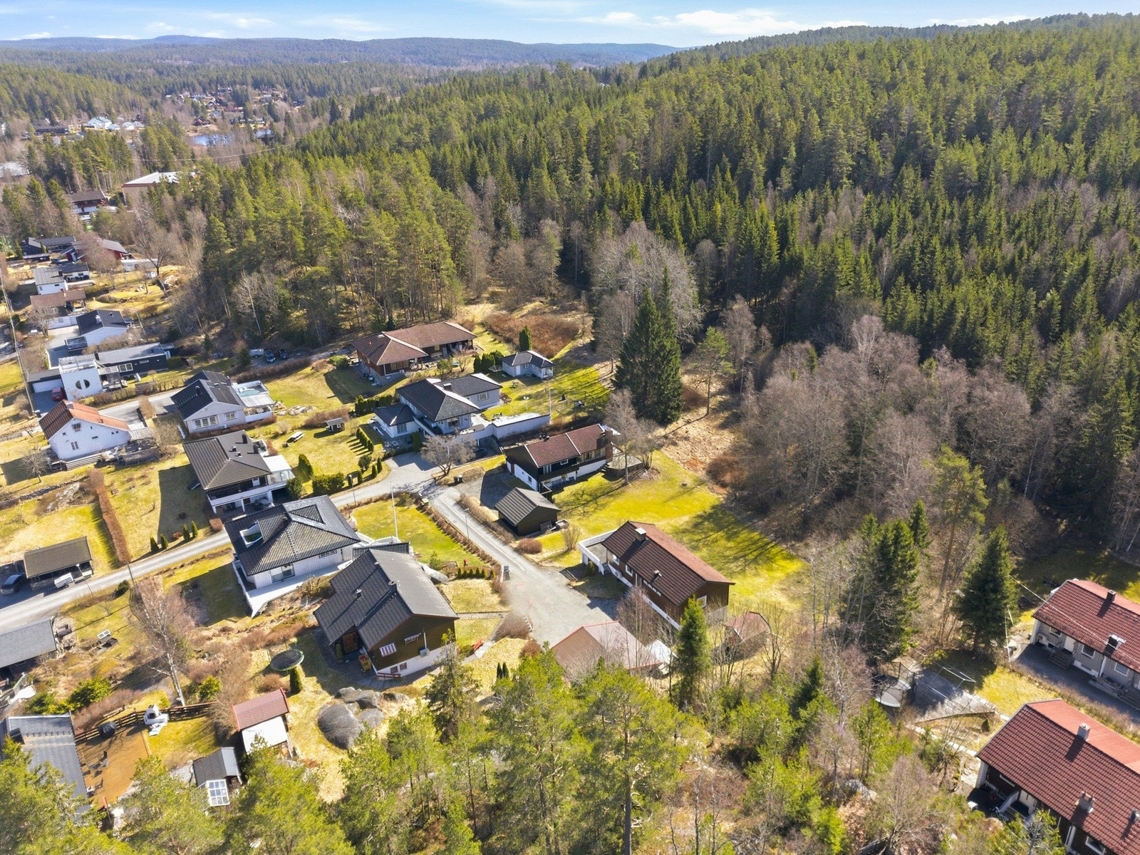 Boligen ligger i et rolig boligområde med nærhet til skog og natur. Galleribilde
