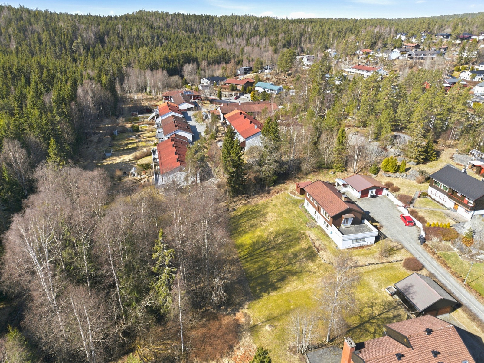 Lysløype rett bak huset, som tar deg videre inn i Sørmarka. Galleribilde