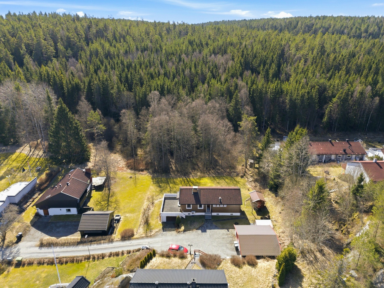 Boligen ligger omgitt av rikelig med grøntarealer. Galleribilde