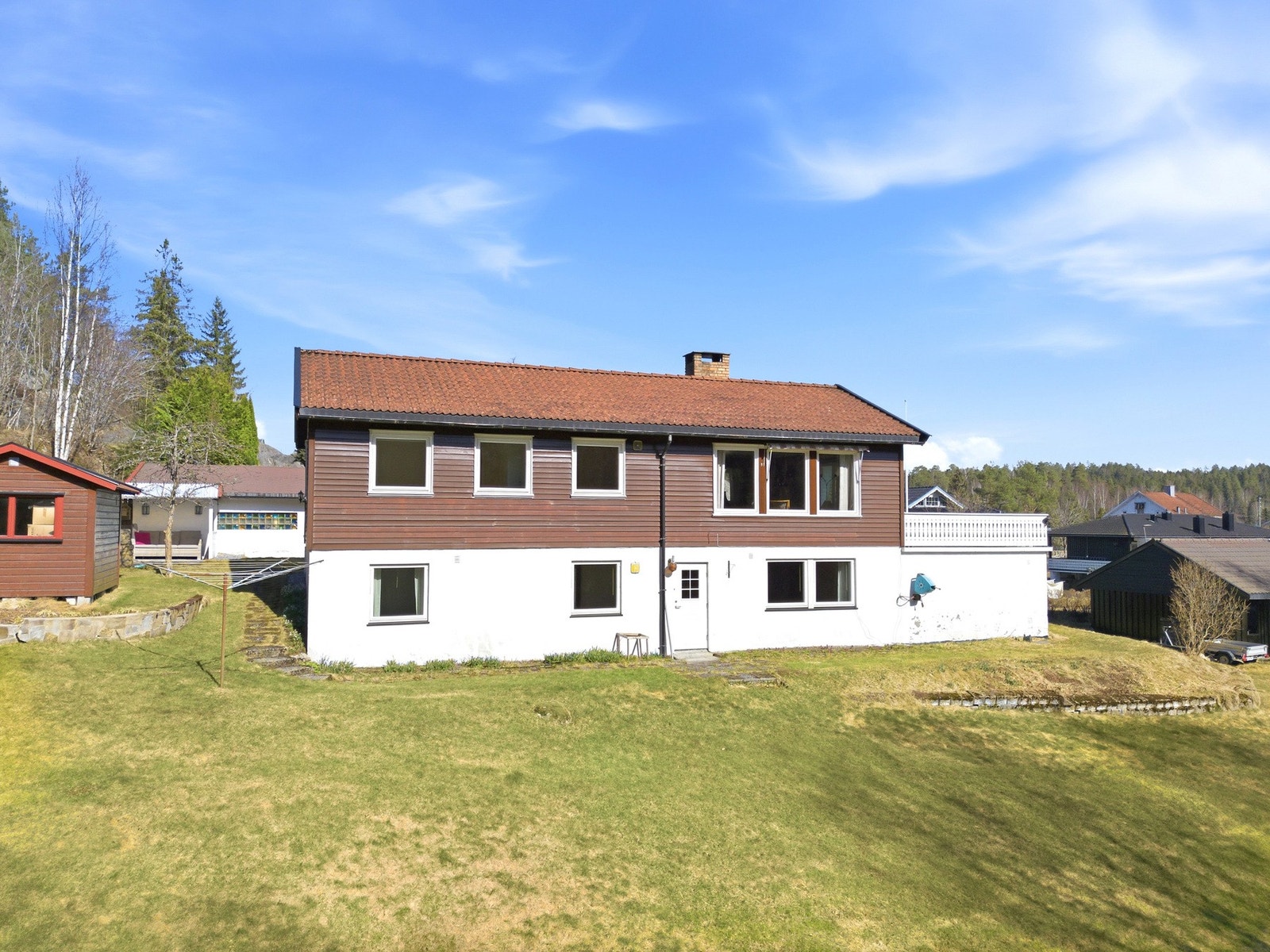 Frittliggende enebolig over to plan, beliggende i et rolig område med natur i nærheten. Galleribilde
