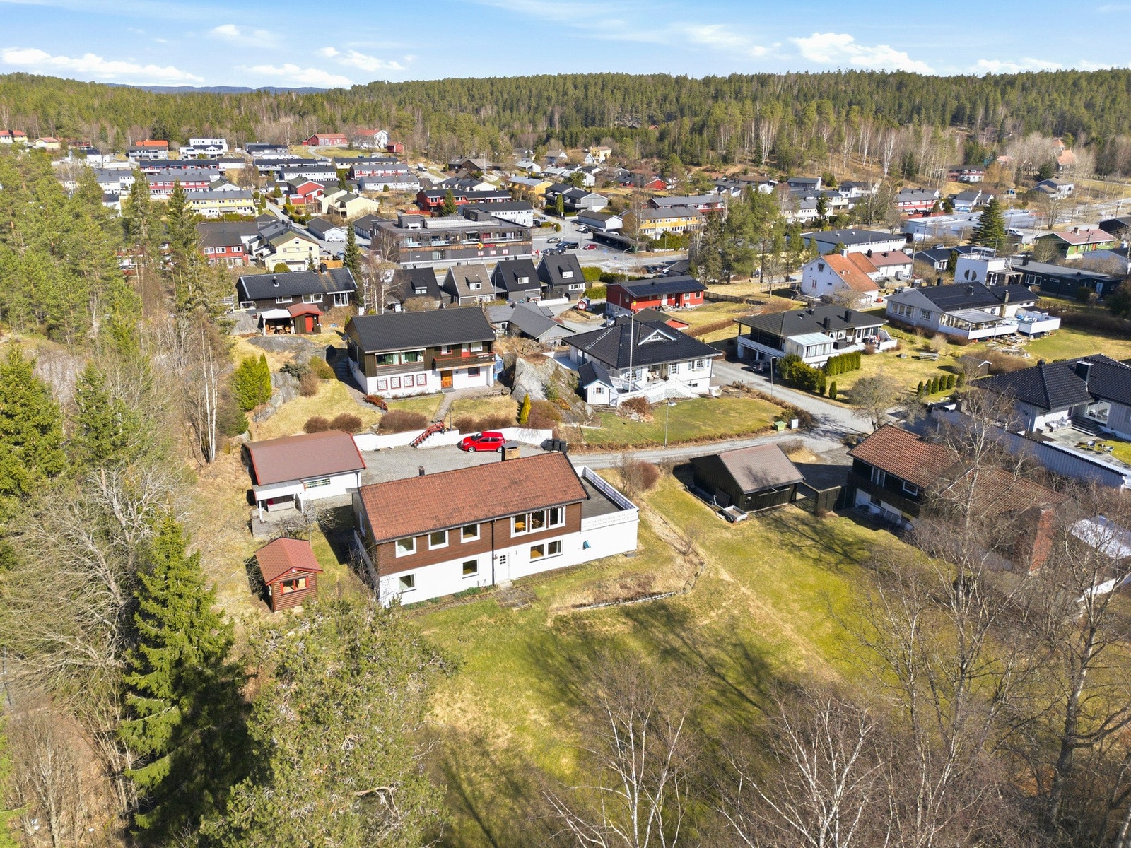 Boligen ligger i et rolig nabolag med nærhet til buss og bautikk. Galleribilde
