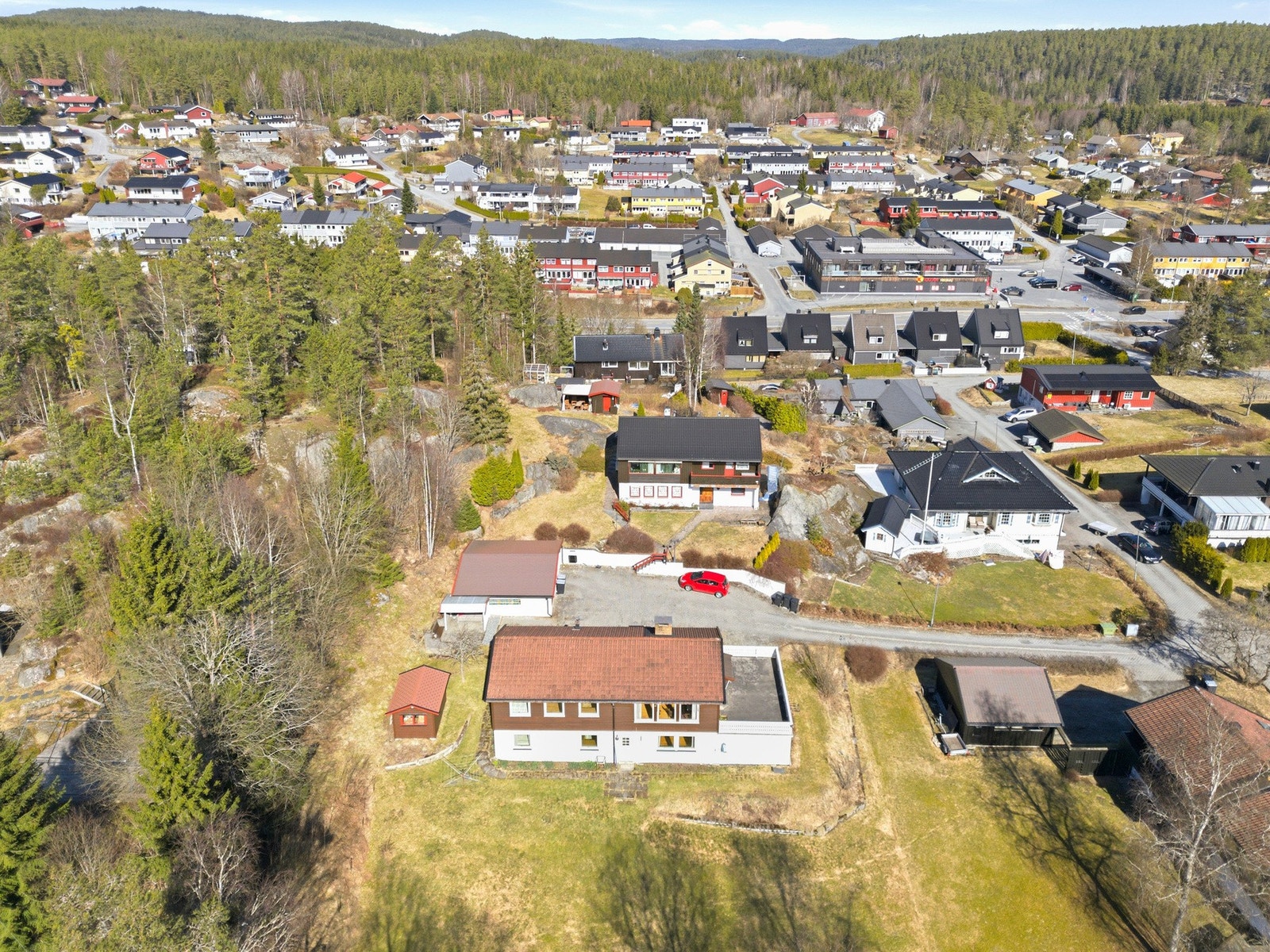 Boligen ligger i et rolig nabolag med nærhet til buss og butikk. Galleribilde