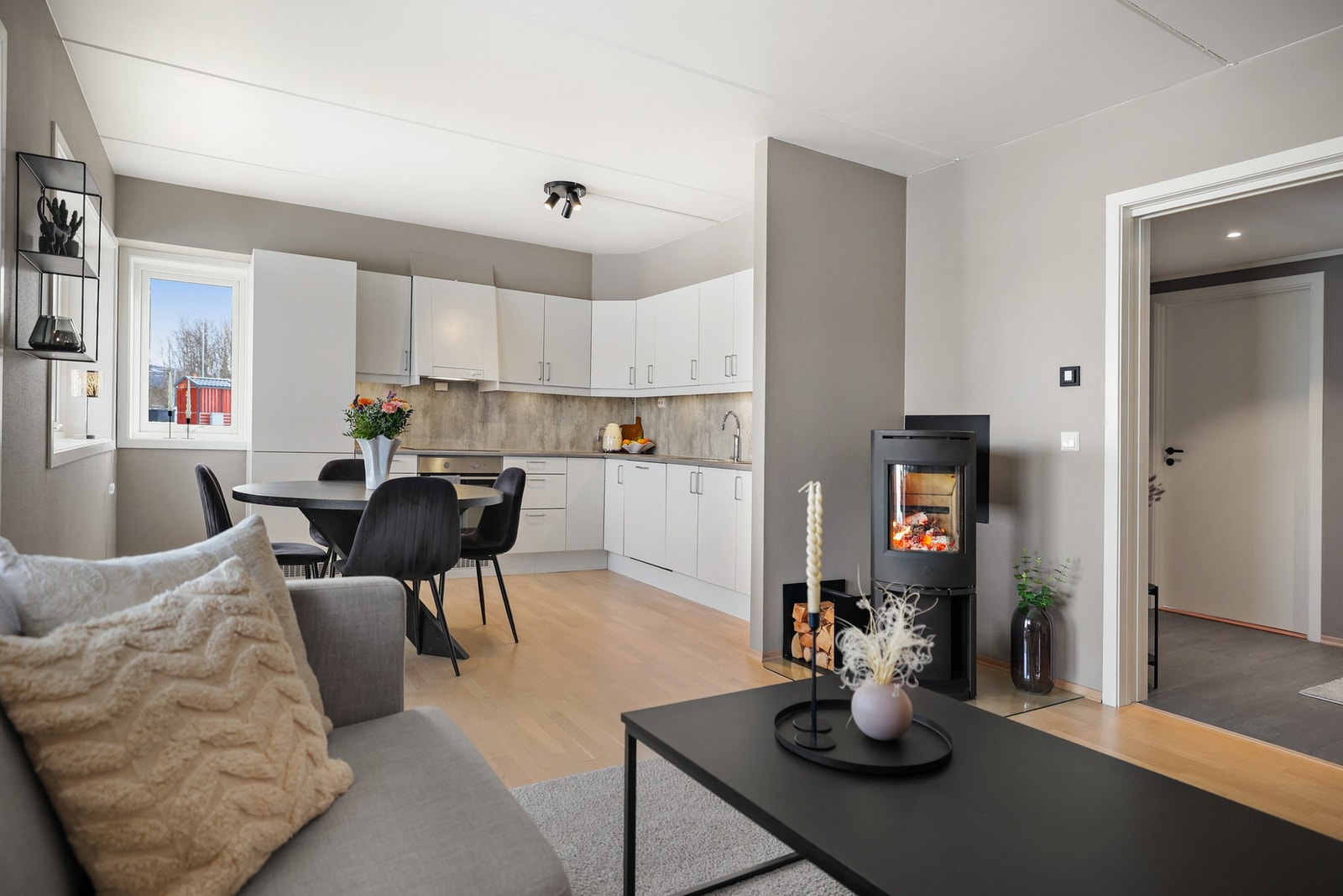 Peisovn er sentralt plassert og bidrar til både hygge og effektiv oppvarming på kjølige dager. Galleribilde
