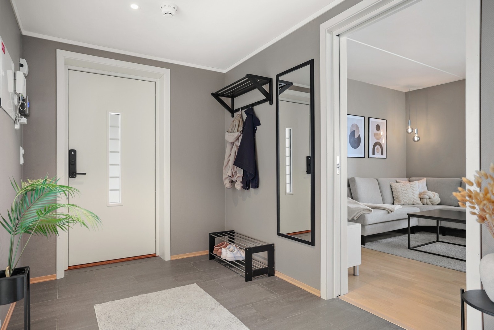 Vel inne i leiligheten blir du møtt av en lys og innbydende entré. Galleribilde