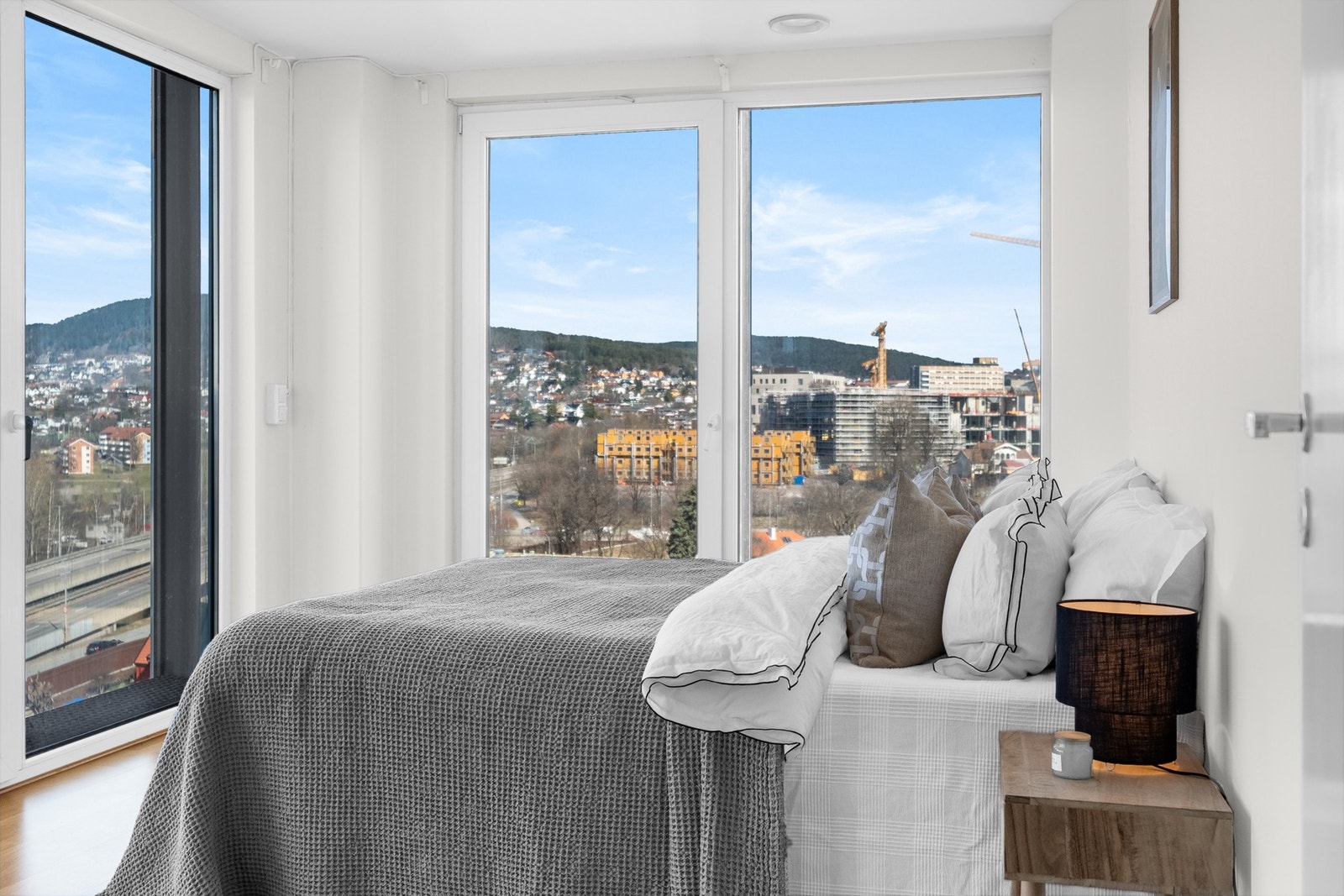 Store vindusflater på to sider gir rikelig med lys og utsyn fra sengen. Galleribilde