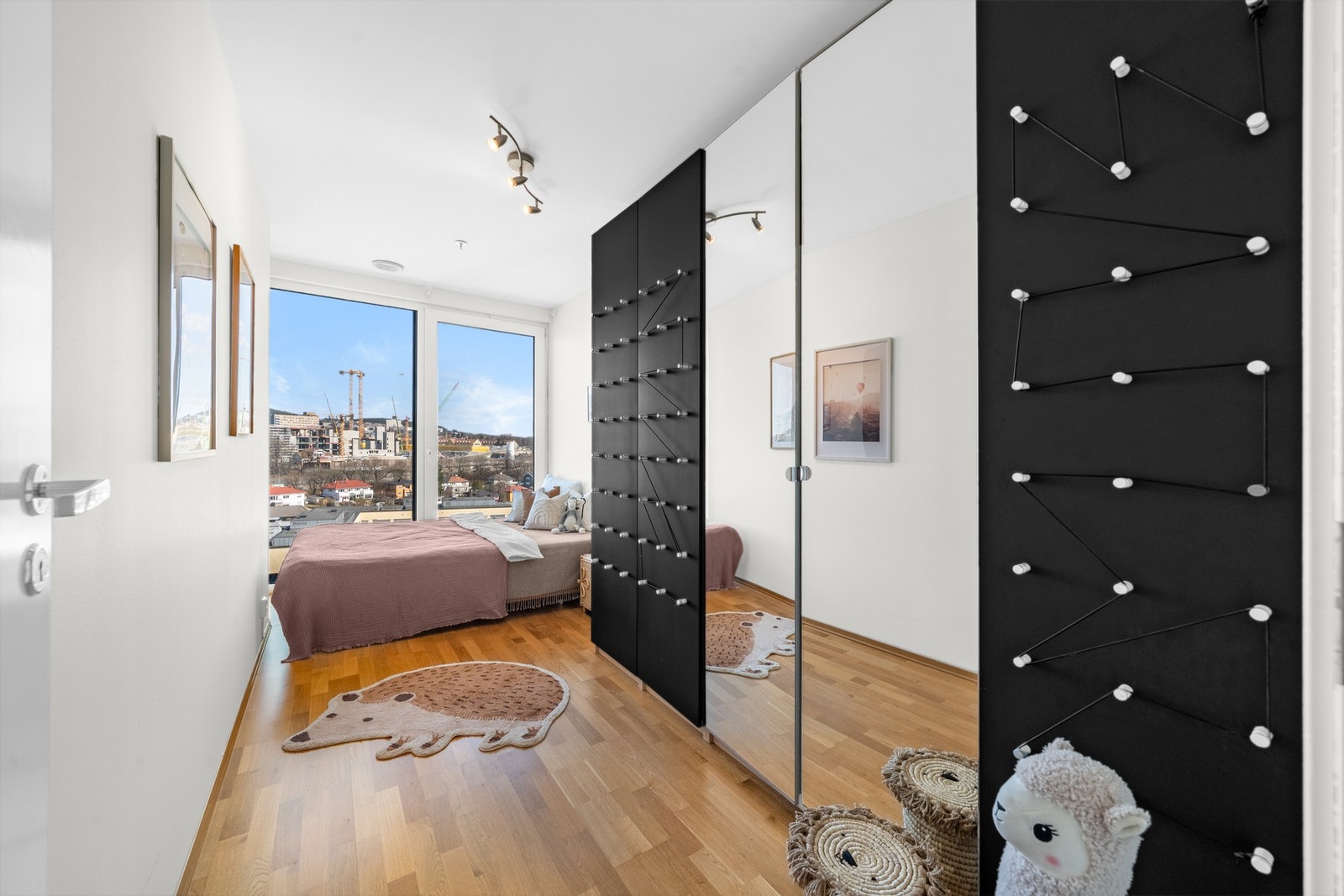 Soverom 2 - Lyst og flott soverom med store vindusflater og flott utsikt. Galleribilde