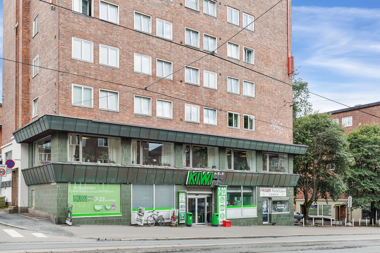 Kort vei til KIWI, samt flere dagligvarebutikker. Galleribilde