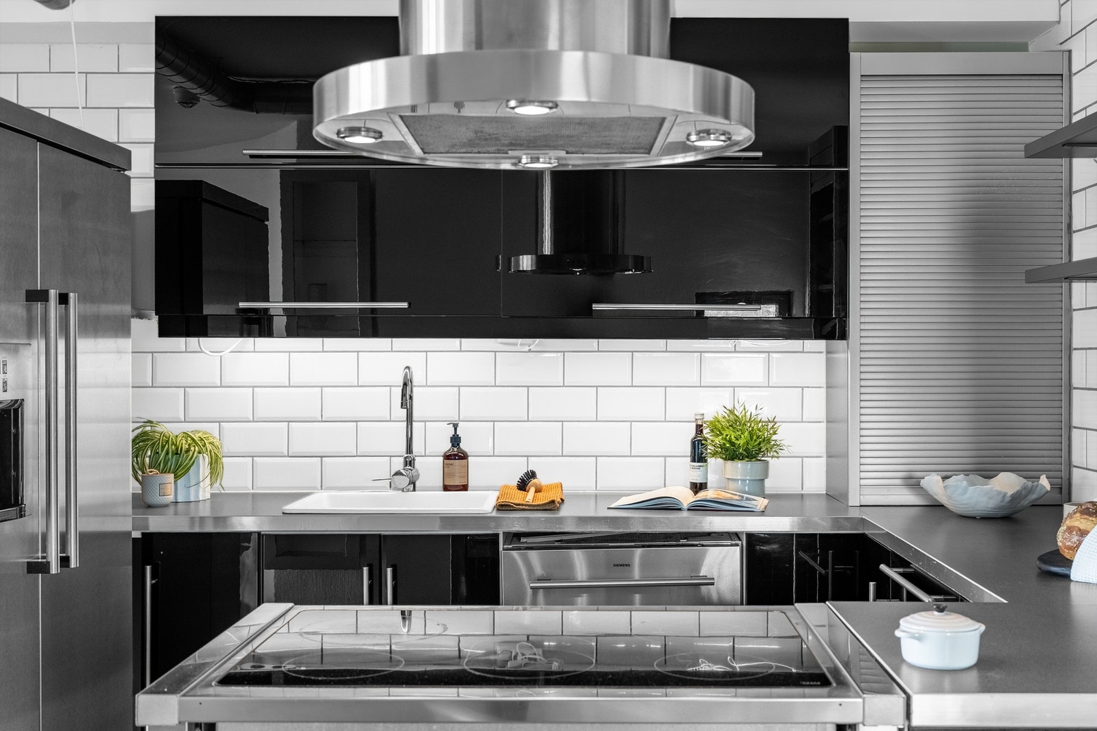 Ventilator med kullfilter over kokesone og integrerte hvitevarer. Galleribilde