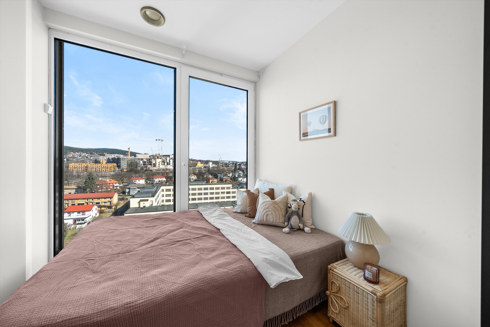 God plass til seng, nattbord og annet ønsket møblement. Galleribilde