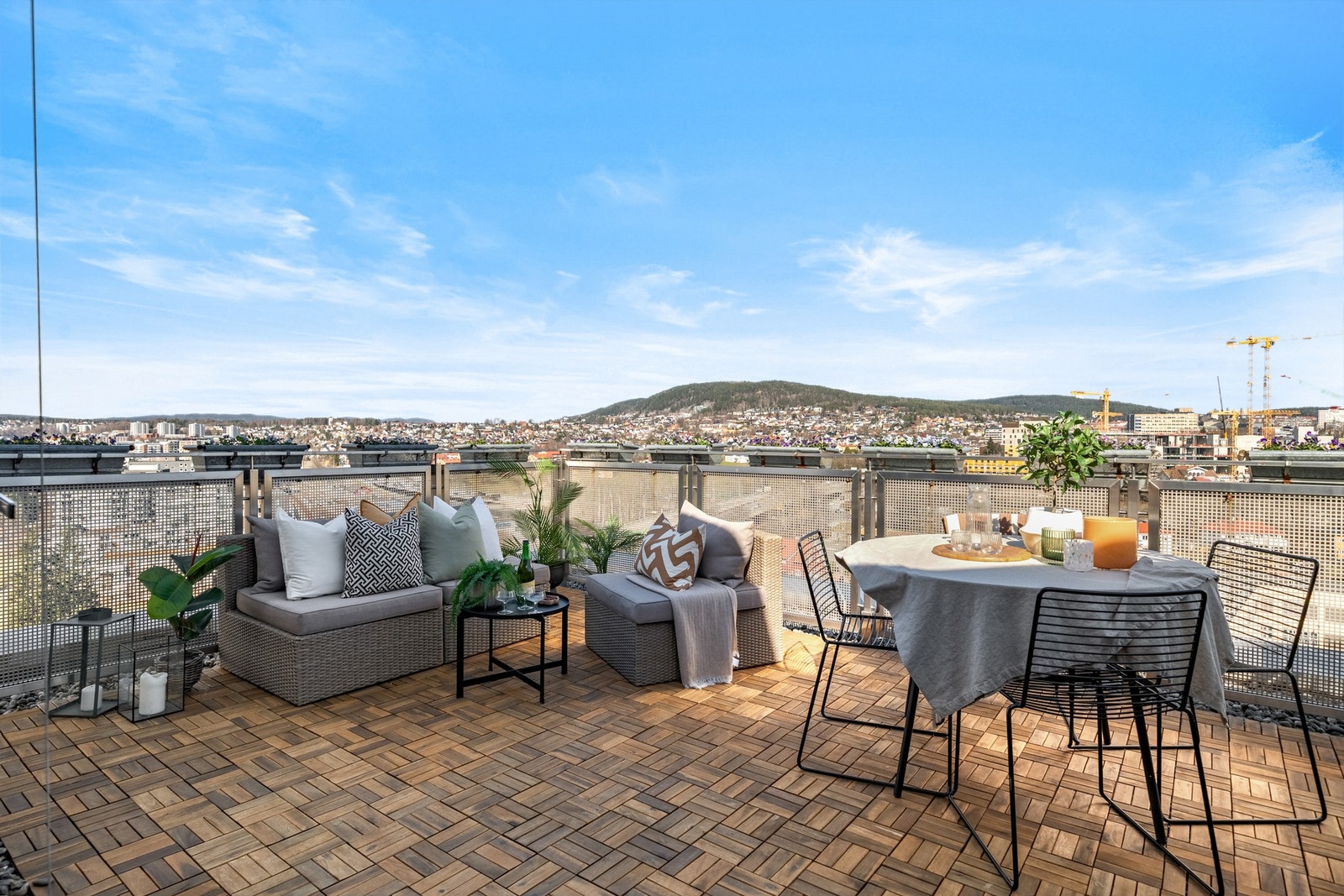Fra stuen er det direkte utgang til en fantastisk privat takterrasse på ca. 18 kvm med flott utsikt. Galleribilde