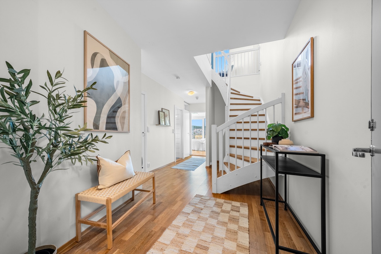 Lys og innbydende gang med god plass til garderobeløsning og annet ønsket møblement. Galleribilde