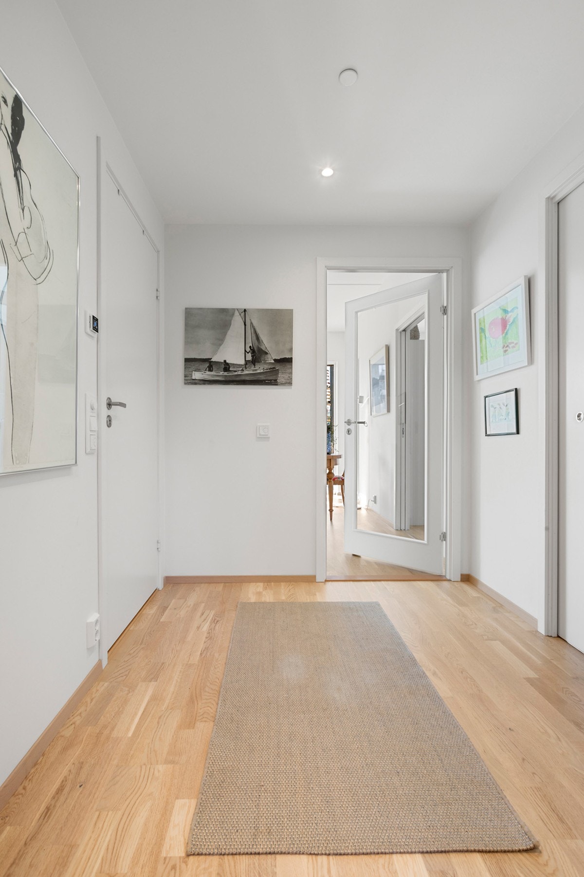 Fra felles trappeoppgang kommer man inn leilighets entré, plass for å henge fra seg yttertøy og plassere sko Galleribilde
