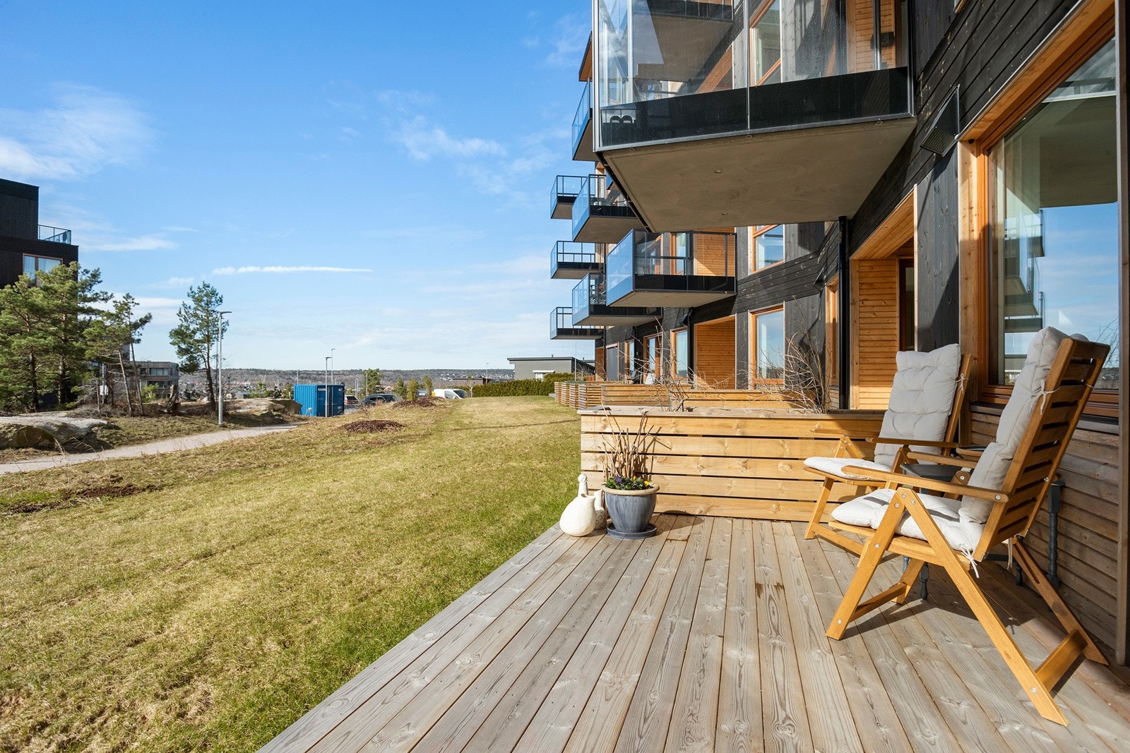 Solrik uteplass med flott utsyn Galleribilde